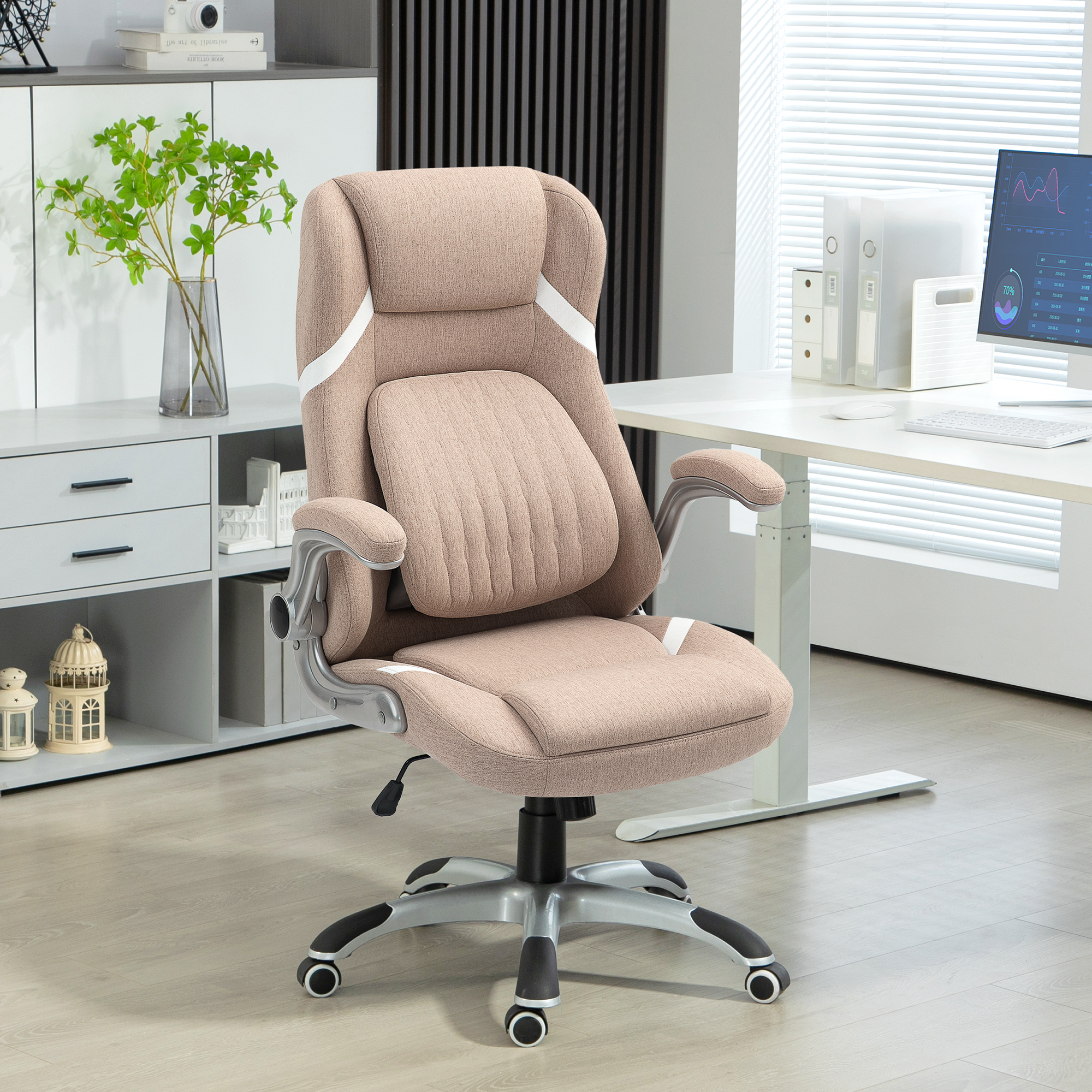 Sedia da ufficio beige con dettagli bianchi in uno studio luminoso.