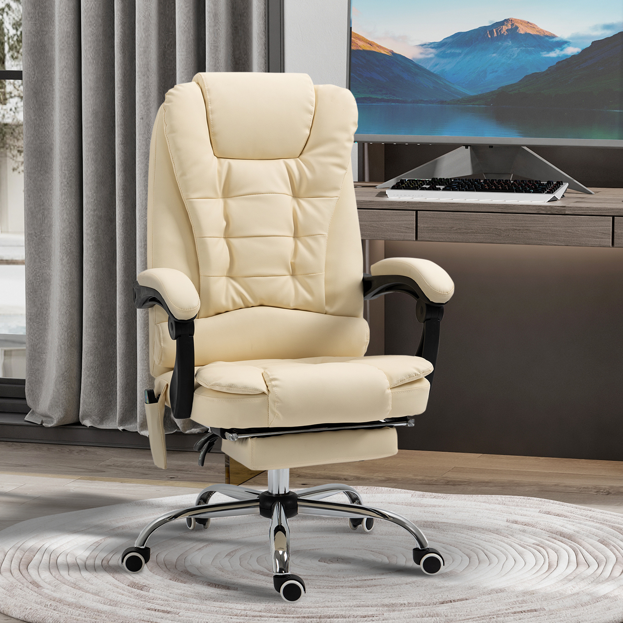 Sedia da ufficio beige con ruote e poggiapiedi estraibile davanti a una scrivania.