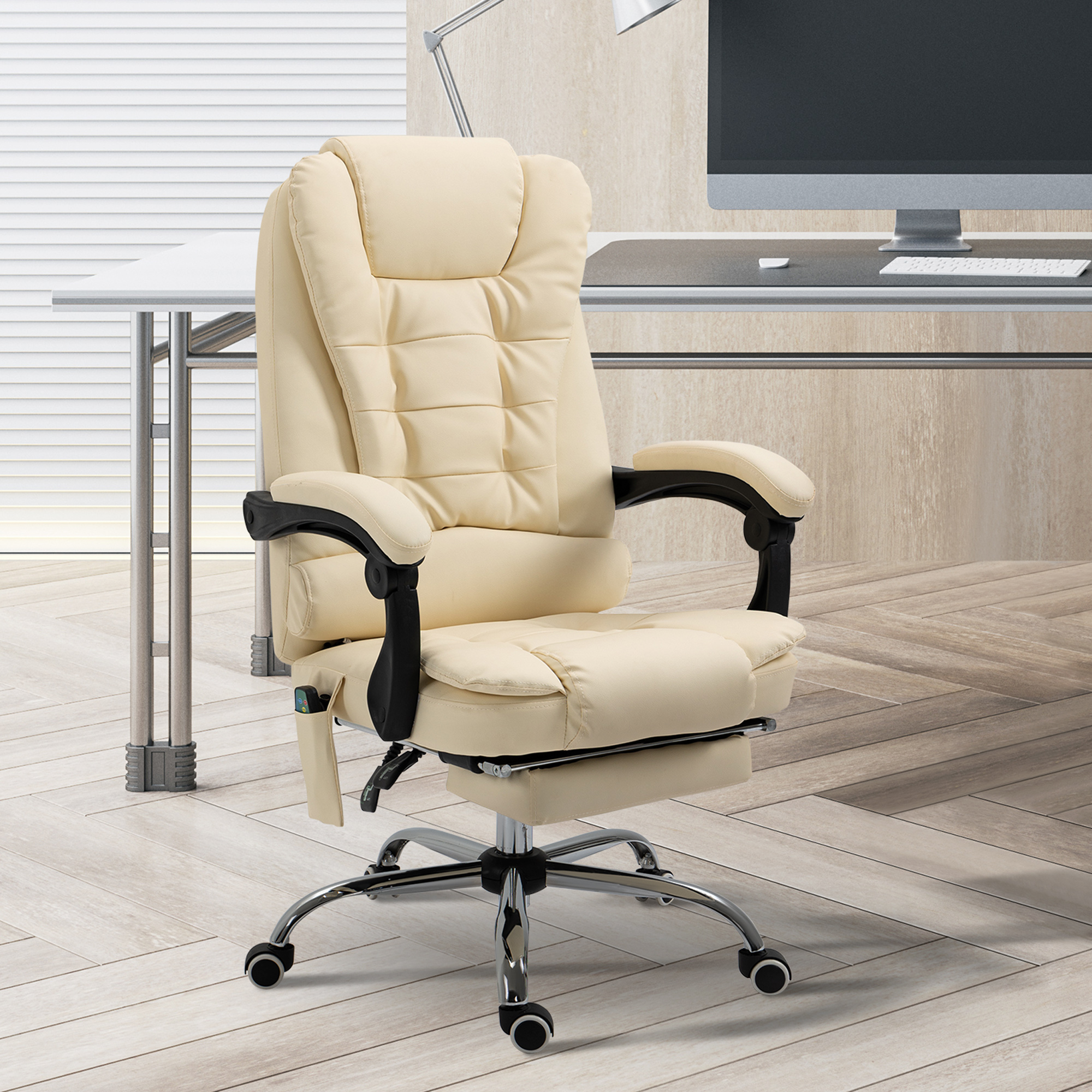 Una sedia da ufficchio ergonomica beige con braccioli neri e base cromata in un ufficio moderno.