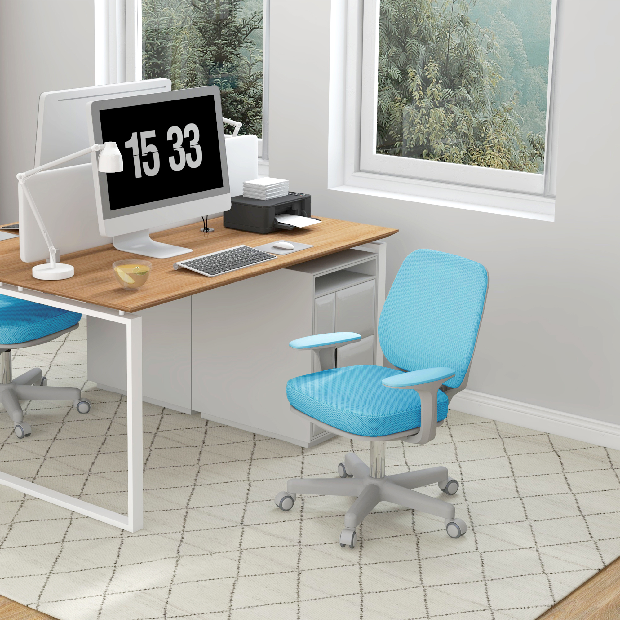 Moderno spazio di lavoro con scrivania in legno, computer, stampante e sedia blu brillante su un tappeto.