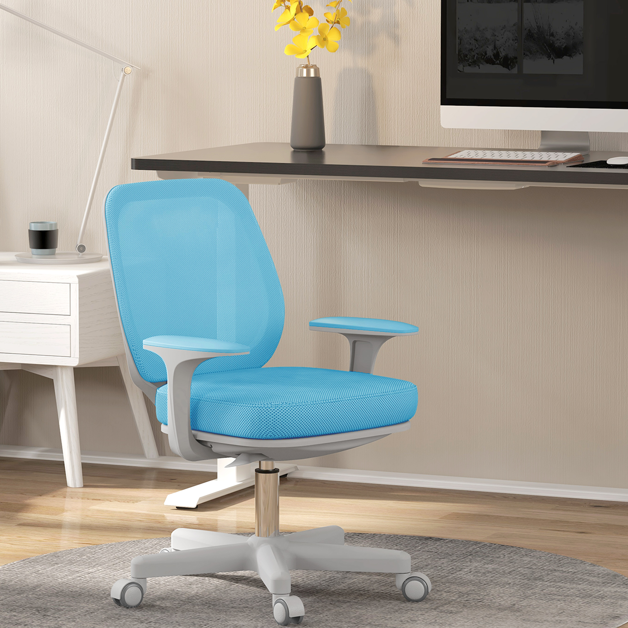 Una sedia da ufficio blu su un tappeto grigio in un ufficio moderno con scrivania e lampada.
