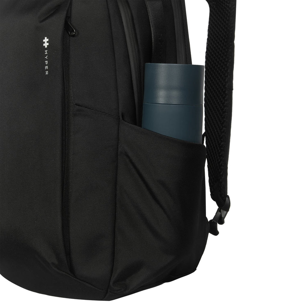 Uno zaino nero con un thermos blu scuro inserito nella tasca laterale.