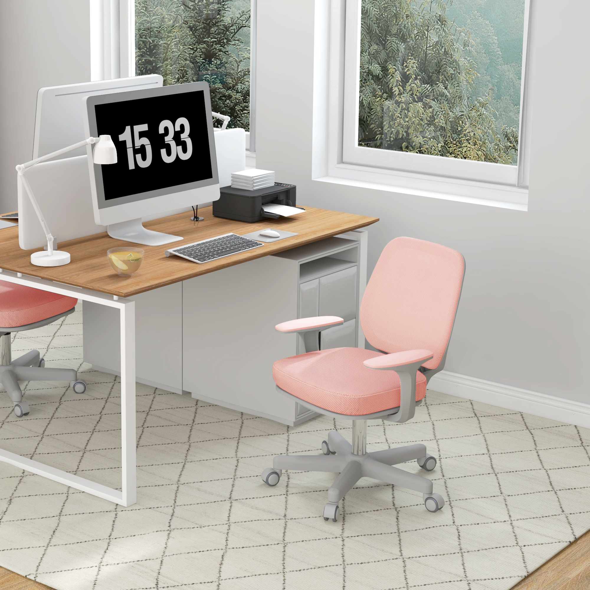 Ufficio luminoso con scrivania in legno, sedia rosa, computer, stampante e finestre.