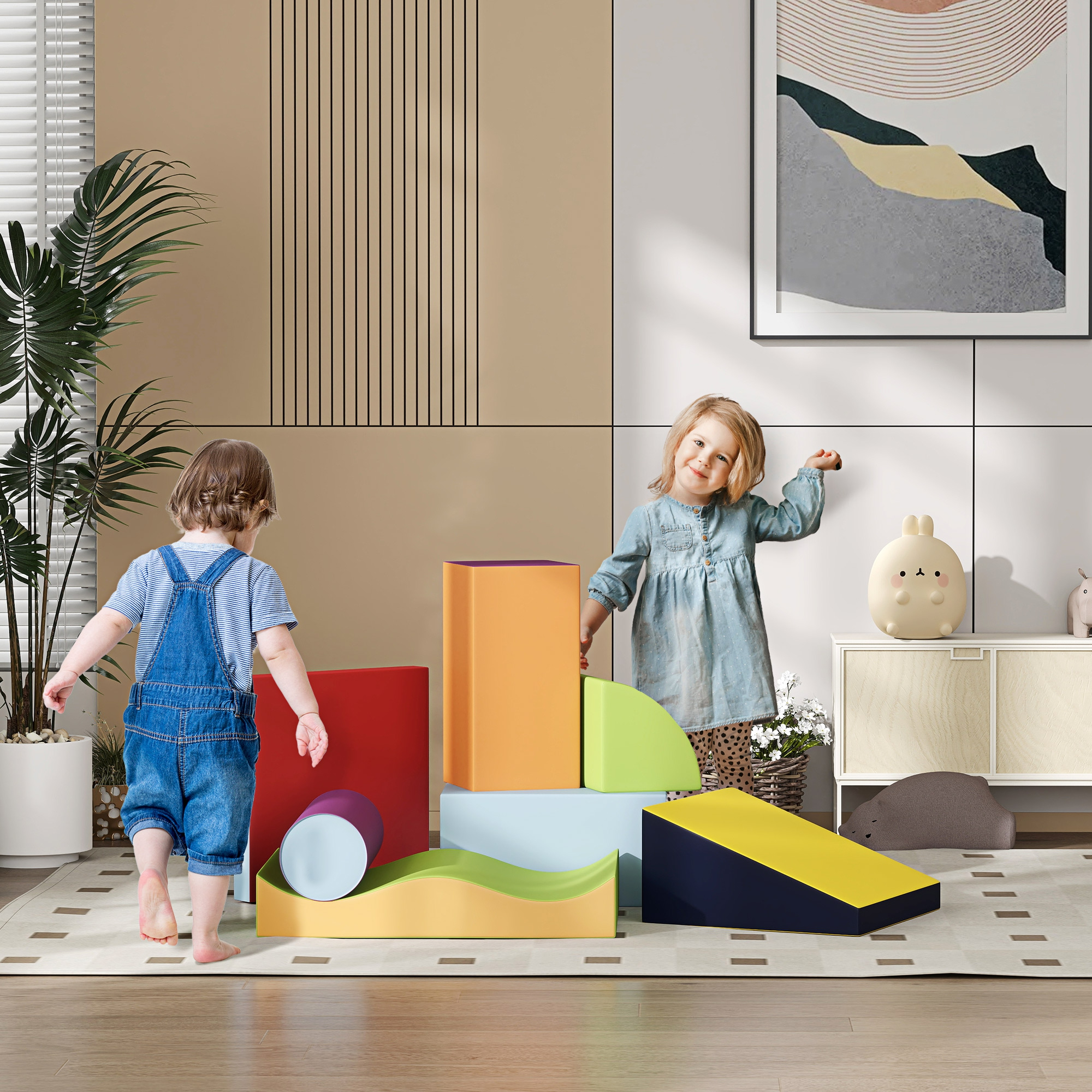 Dos niños pequeños juegan con bloques de espuma de colores en una sala.