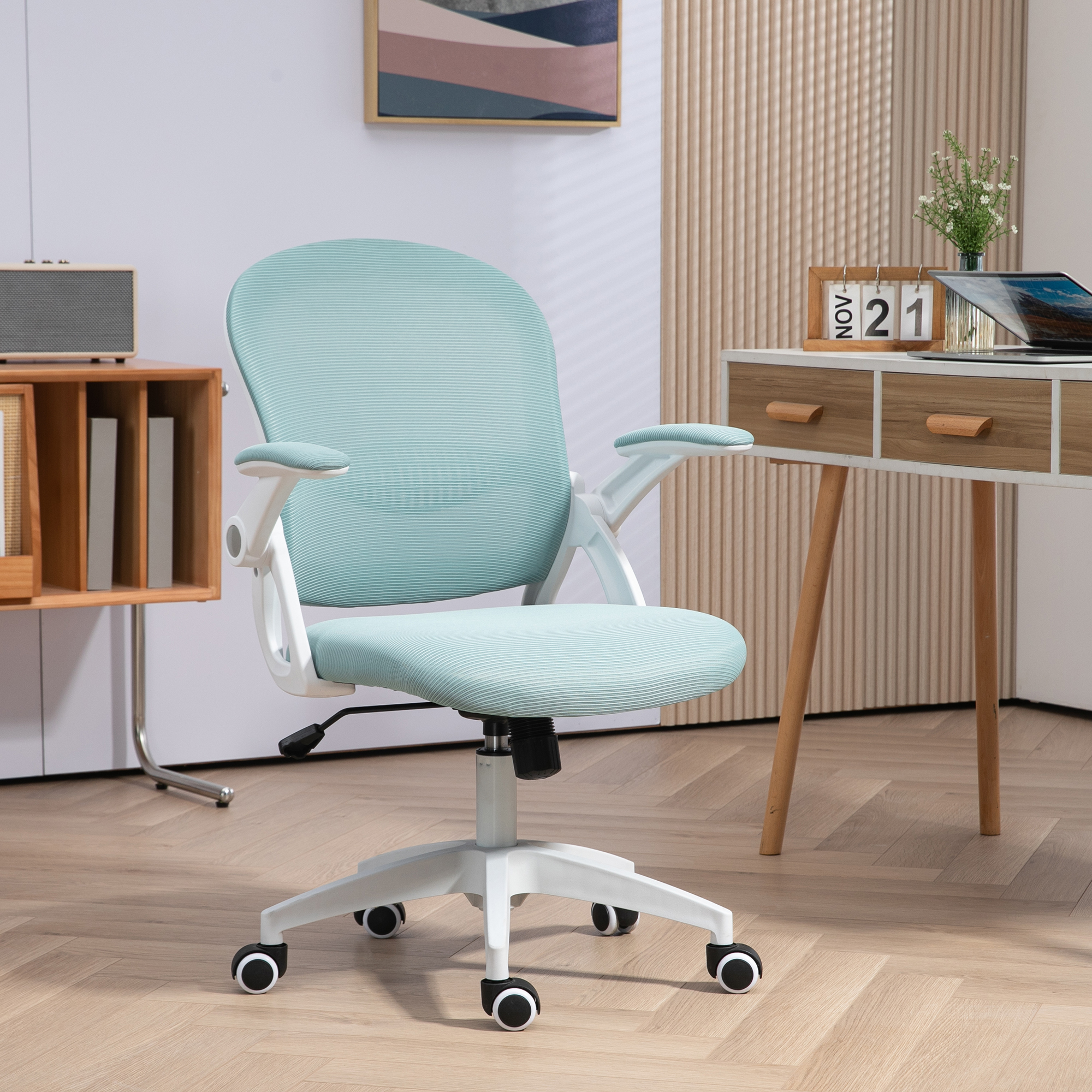 Una sedia da ufficio ergonomica verde menta è posizionata in una stanza moderna con scrivania.