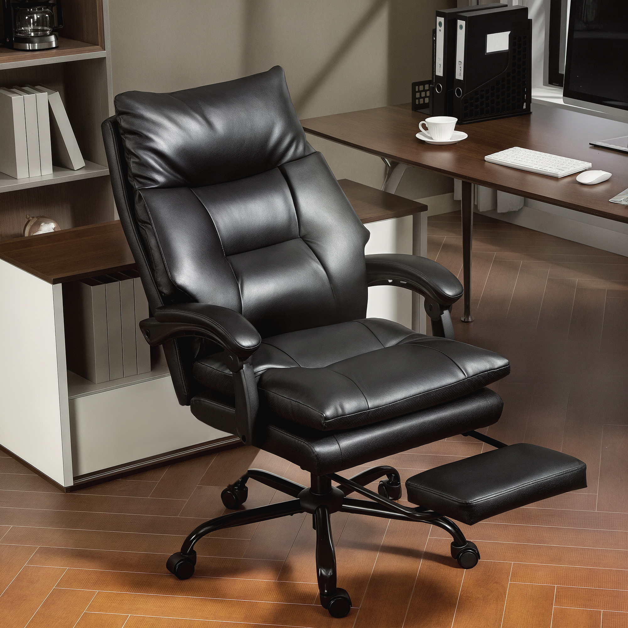 Una sedia da ufficio in pelle nera con poggiapiedi in uno studio moderno con pavimento in legno.