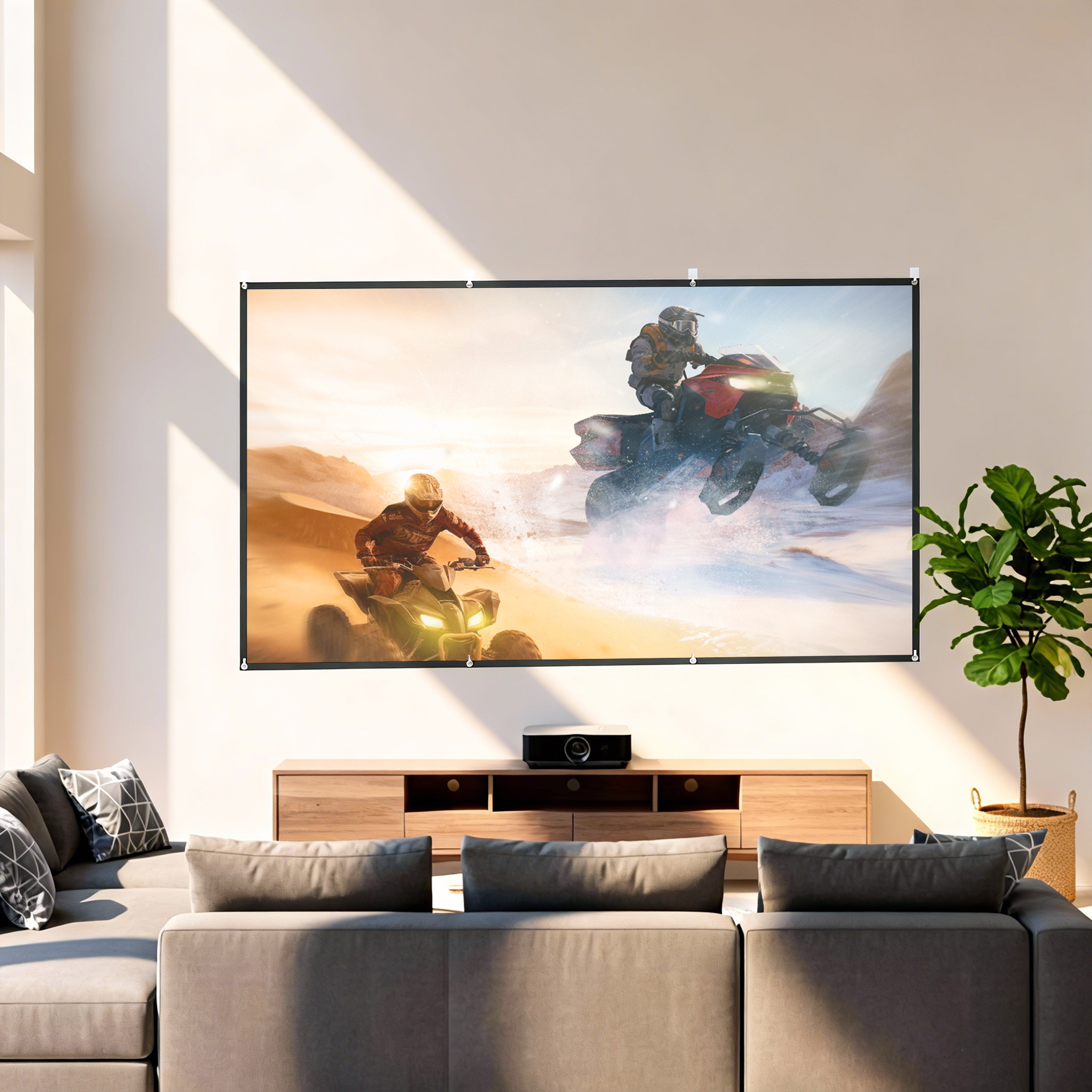 Soggiorno con divano grigio, mobile TV, pianta e grande schermo per proiettore con quad.