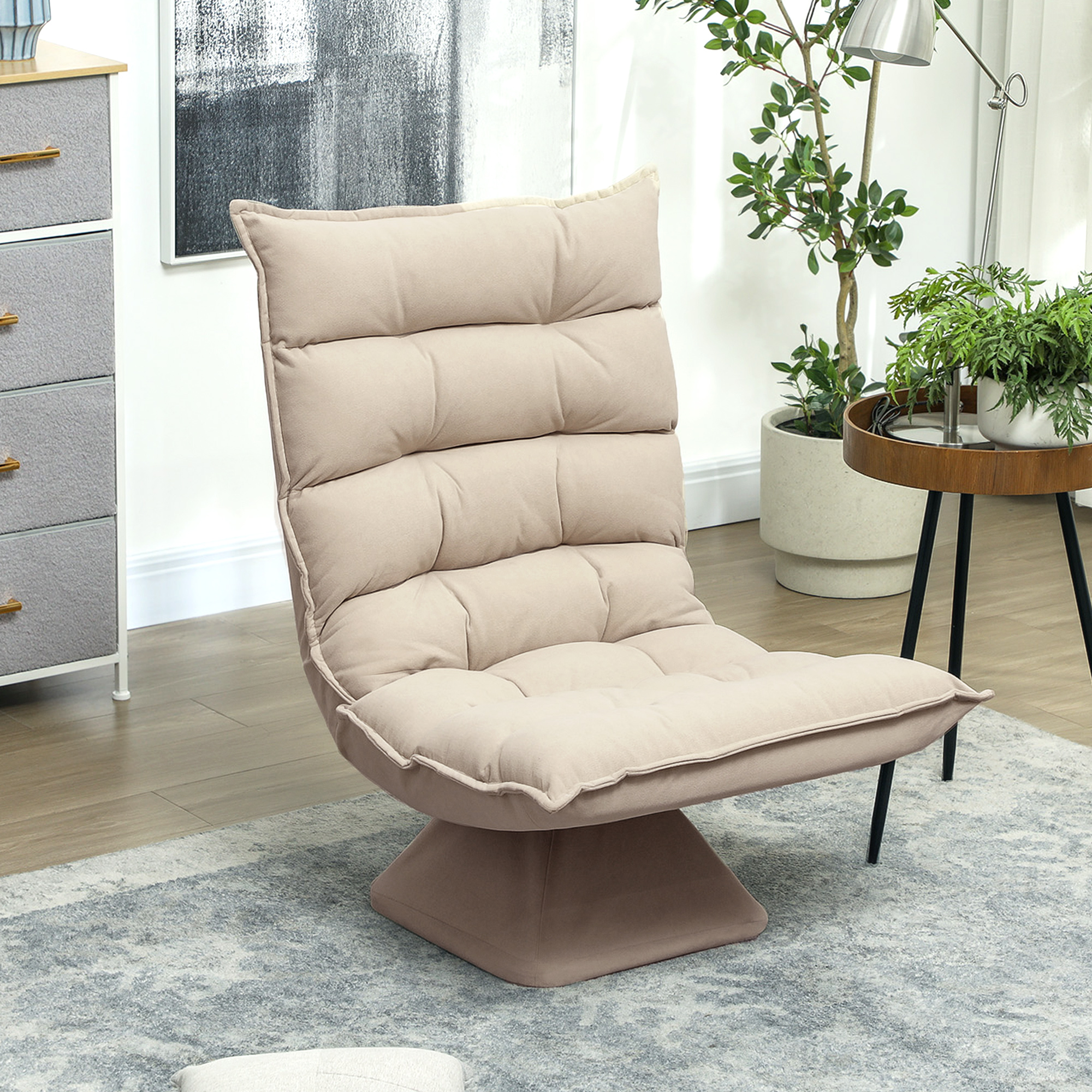 Una poltrona imbottita beige con base girevole si trova su un tappeto grigio in una stanza luminosa.