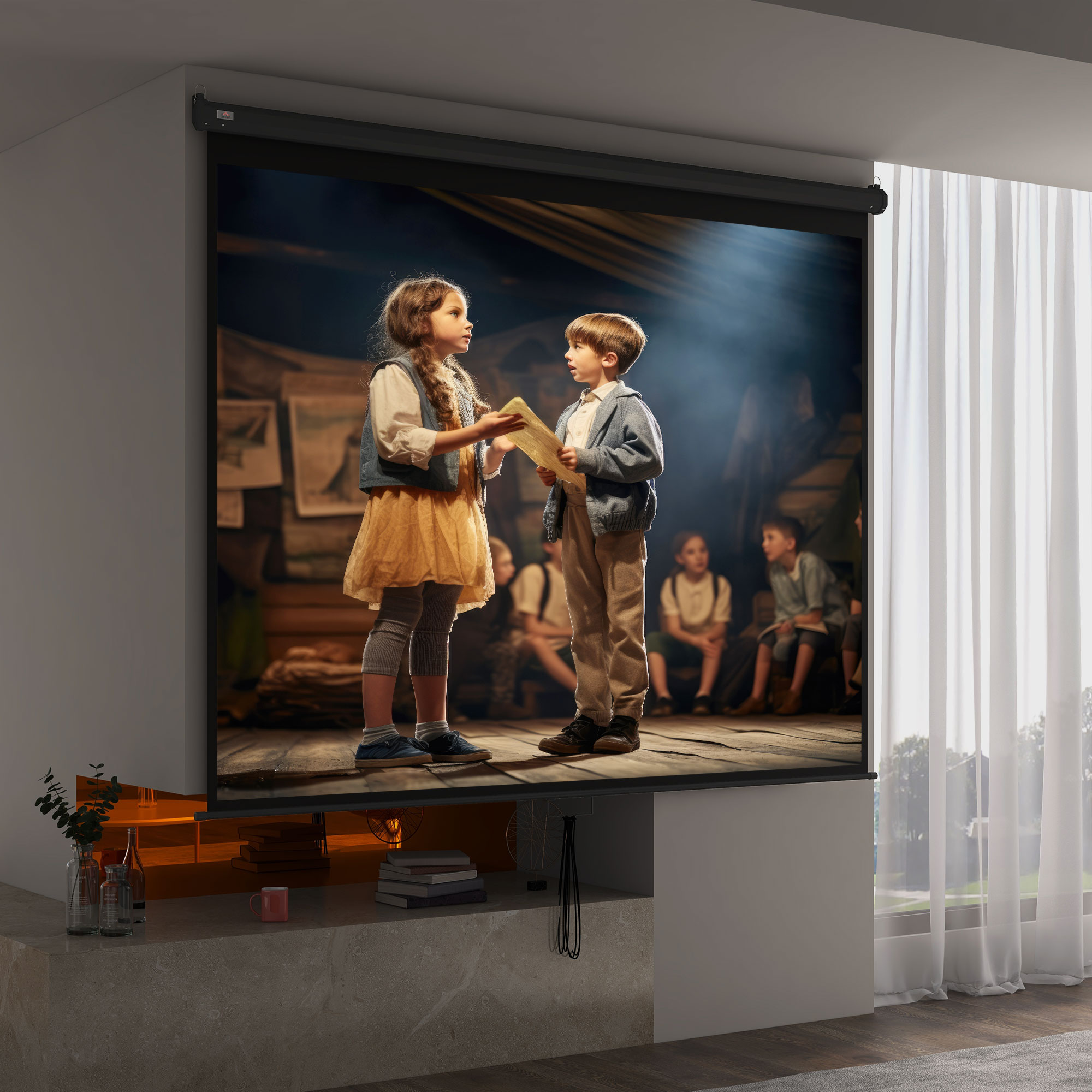 Uno schermo di proiezione mostra due bambini su un palco, con altri bambini seduti sullo sfondo.