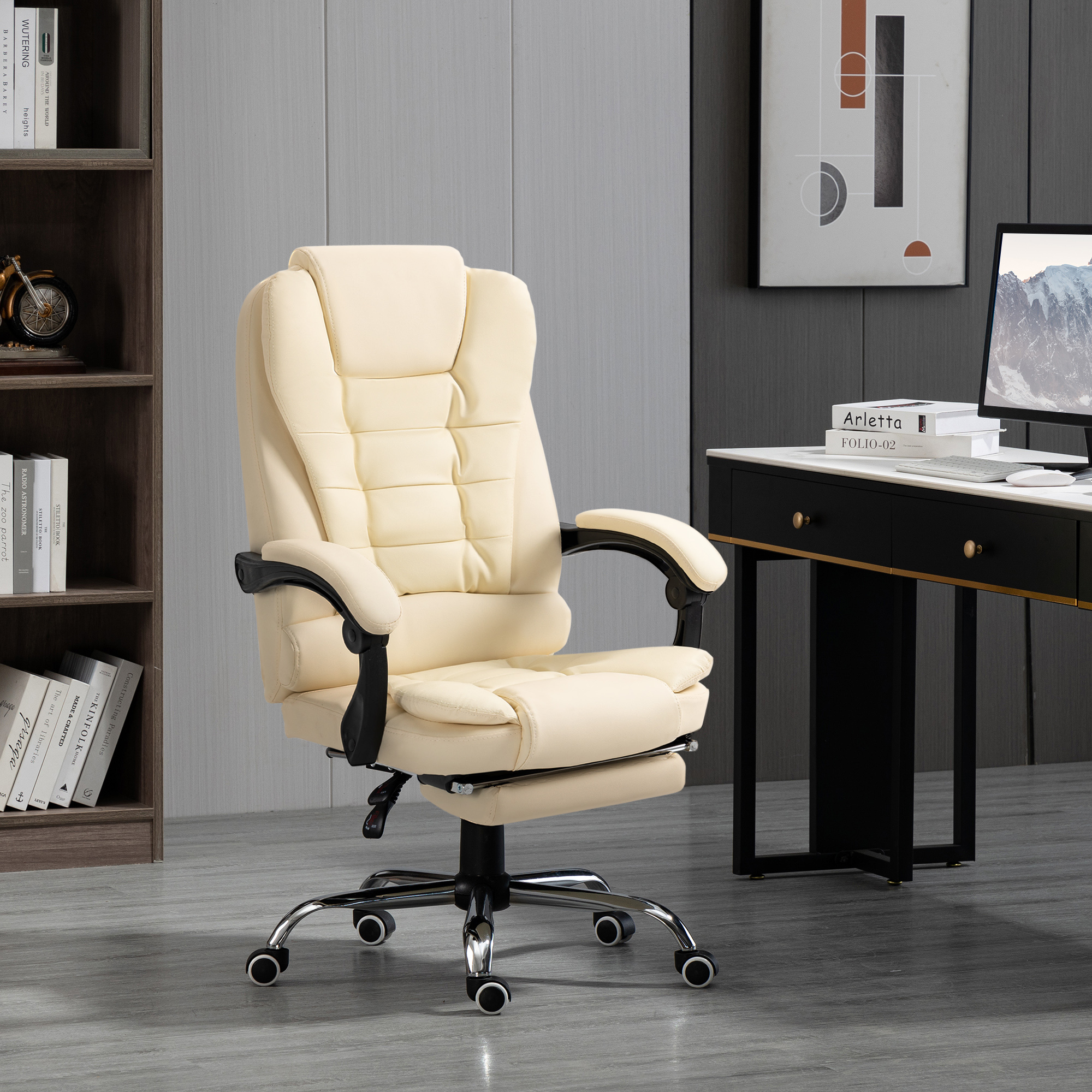 Sedia da ufficio ergonomica beige con base cromata, braccioli neri e poggiapiedi retrattile in un ufficio moderno.