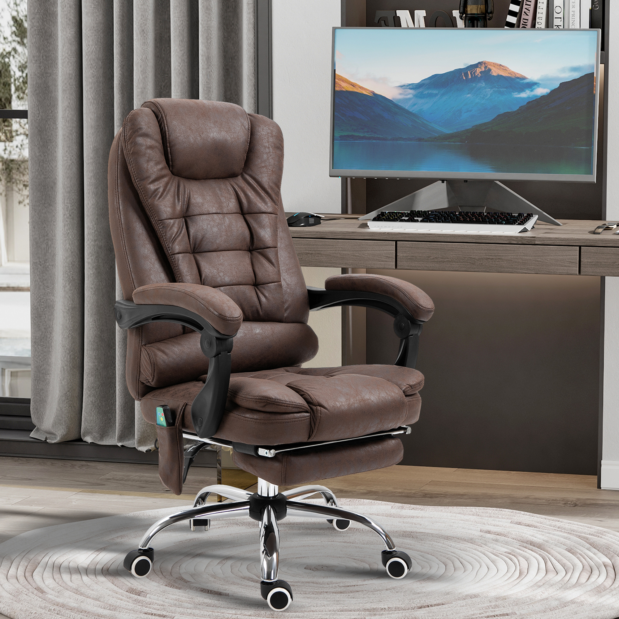 Sedia da ufficio in pelle marrone con poggiapiedi su un tappeto rotondo davanti a una scrivania con monitor.