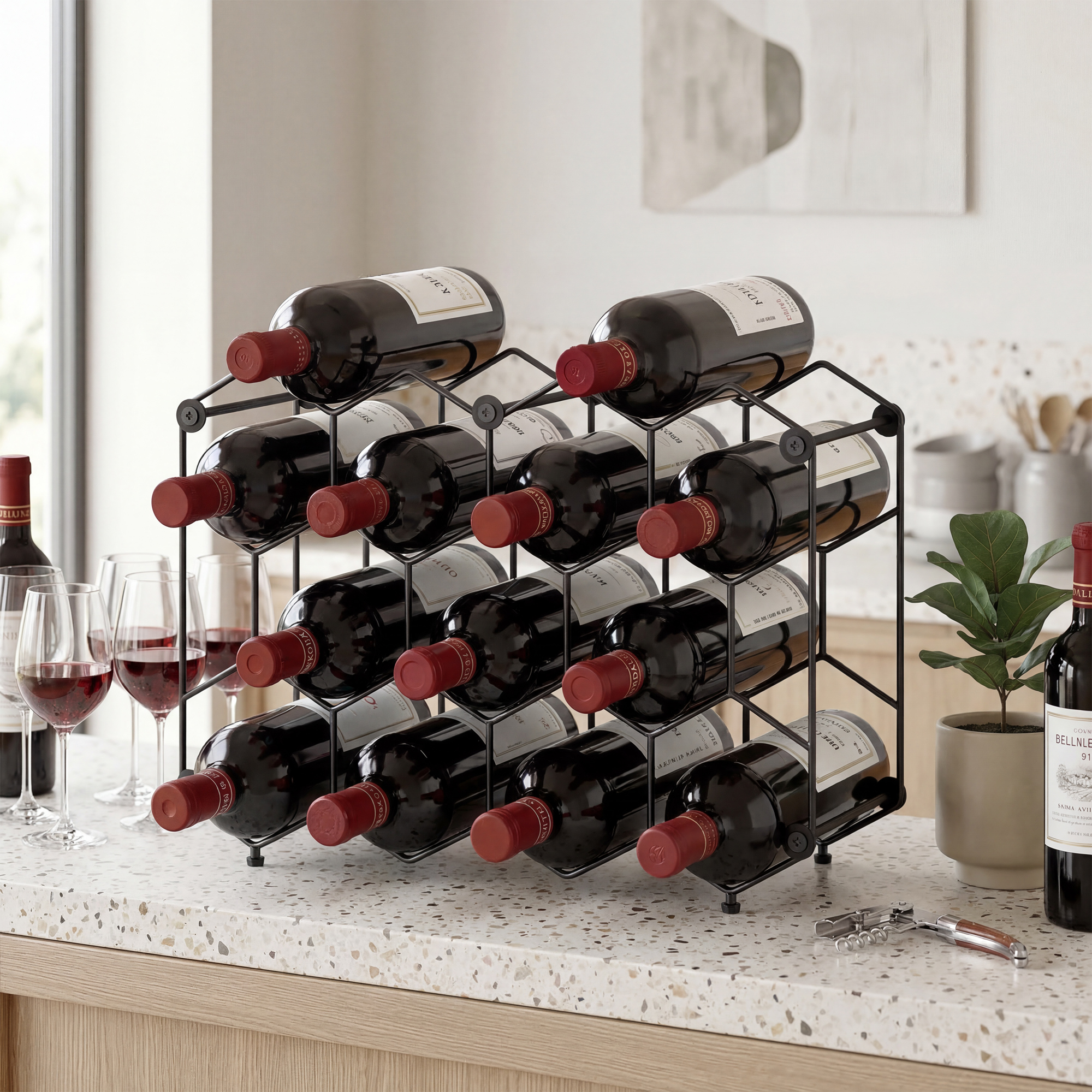 Un portabottiglie in metallo nero con dodici bottiglie di vino rosso su un bancone.