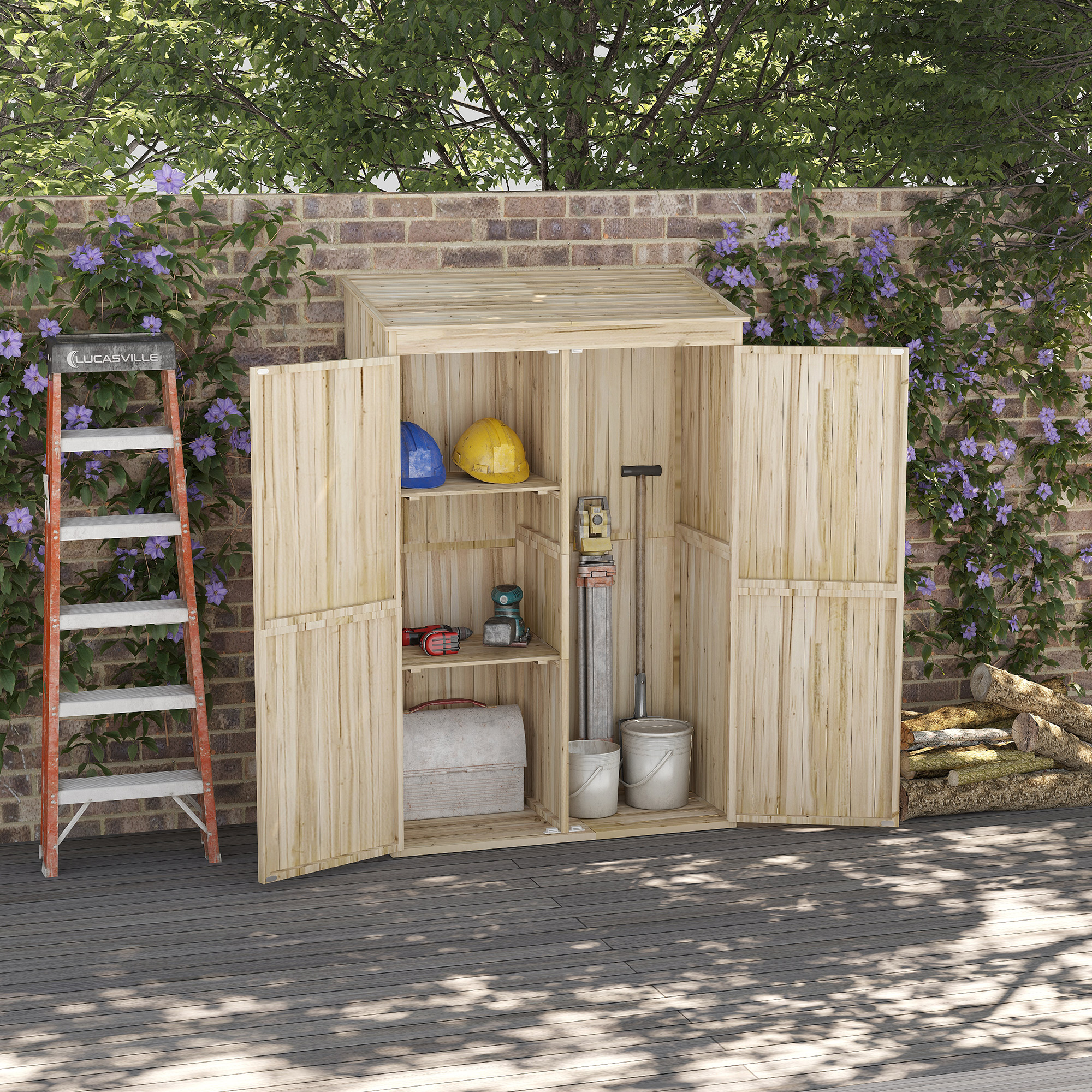 Un capanno da giardino in legno aperto contiene attrezzi, elmetti e secchi, con una scala e tronchi vicini.