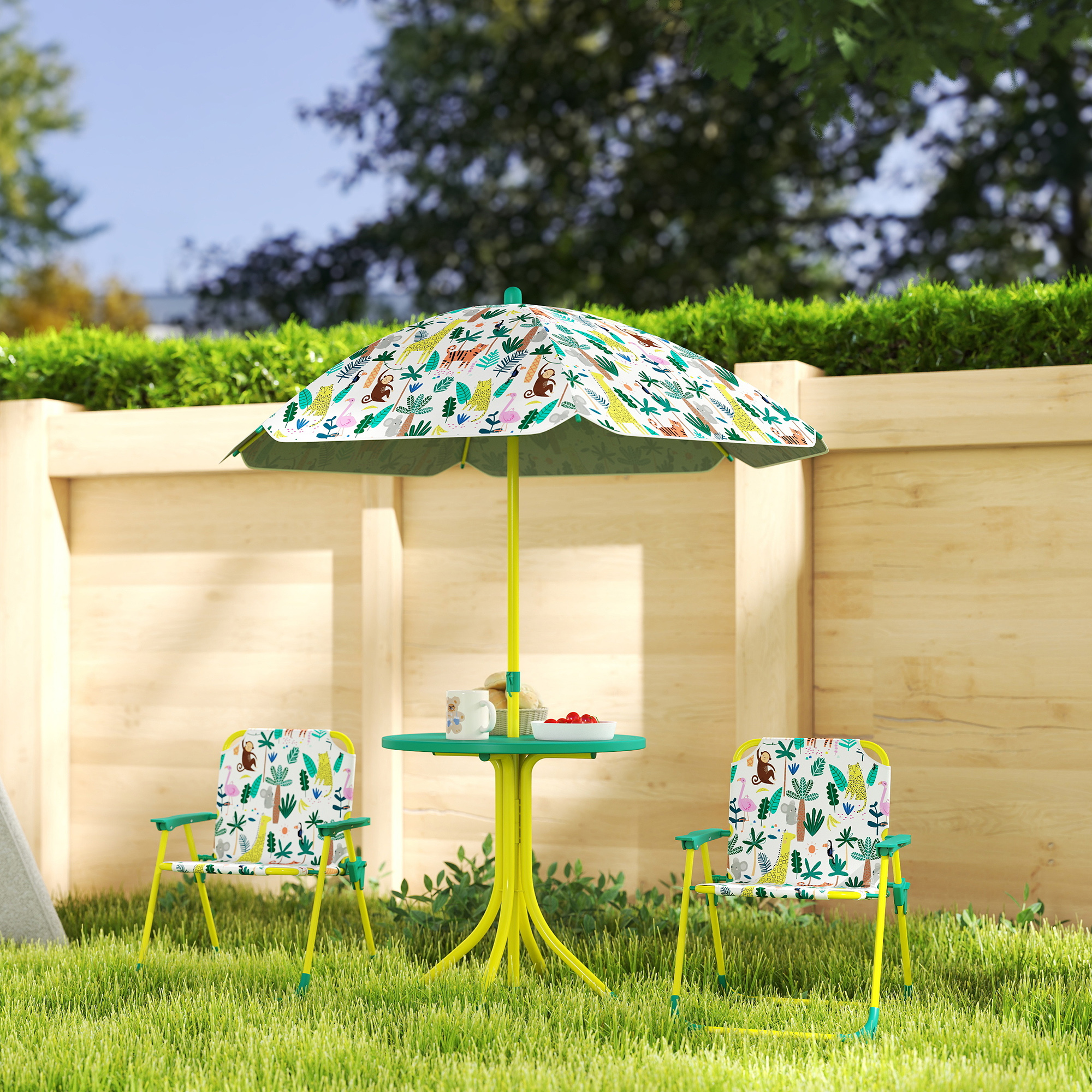 Set di mobili per bambini colorato con tavolo, due sedie e ombrellone in giardino.