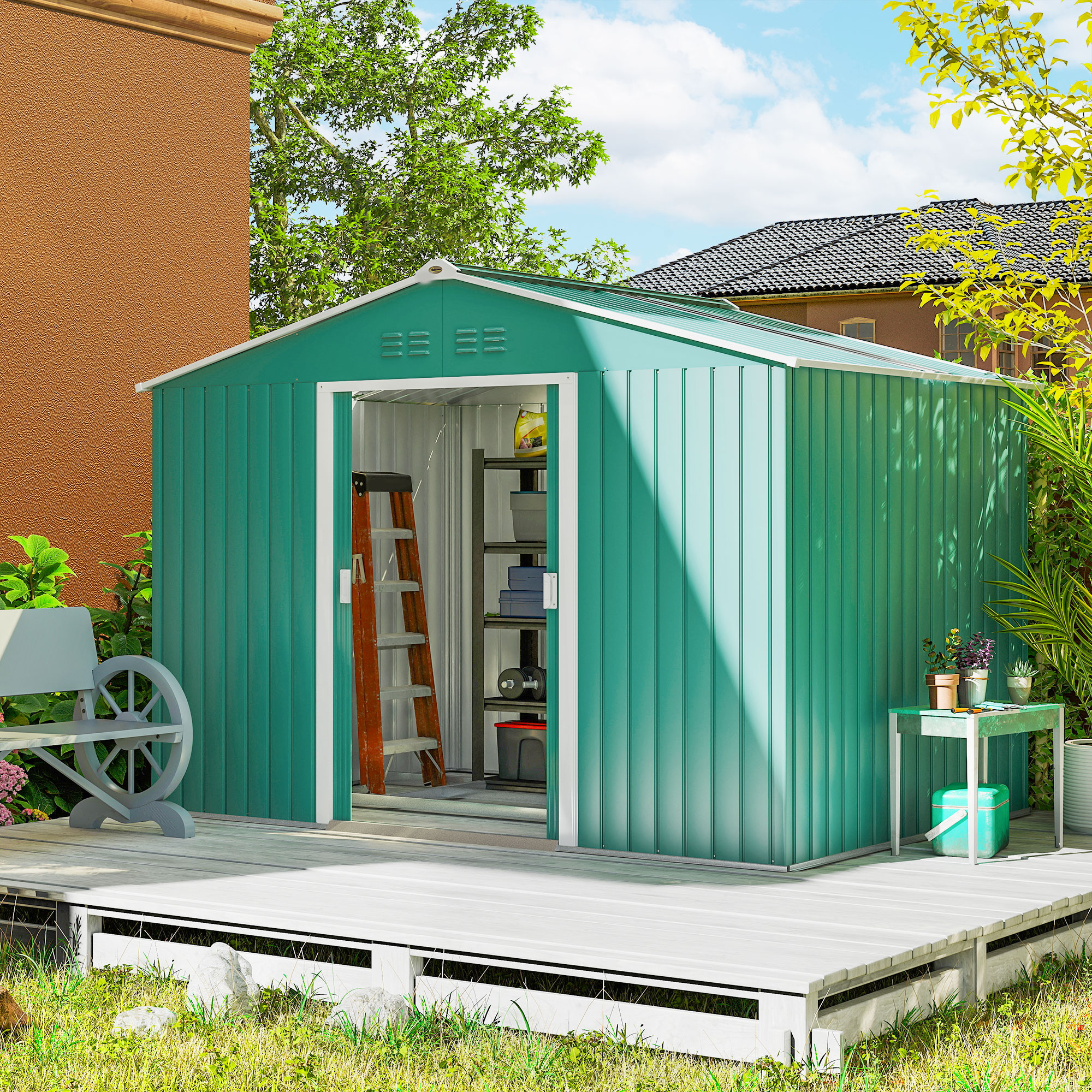 Casetta da giardino verde in metallo su terrazzo in legno bianco con porta aperta, scala e scaffali interni.