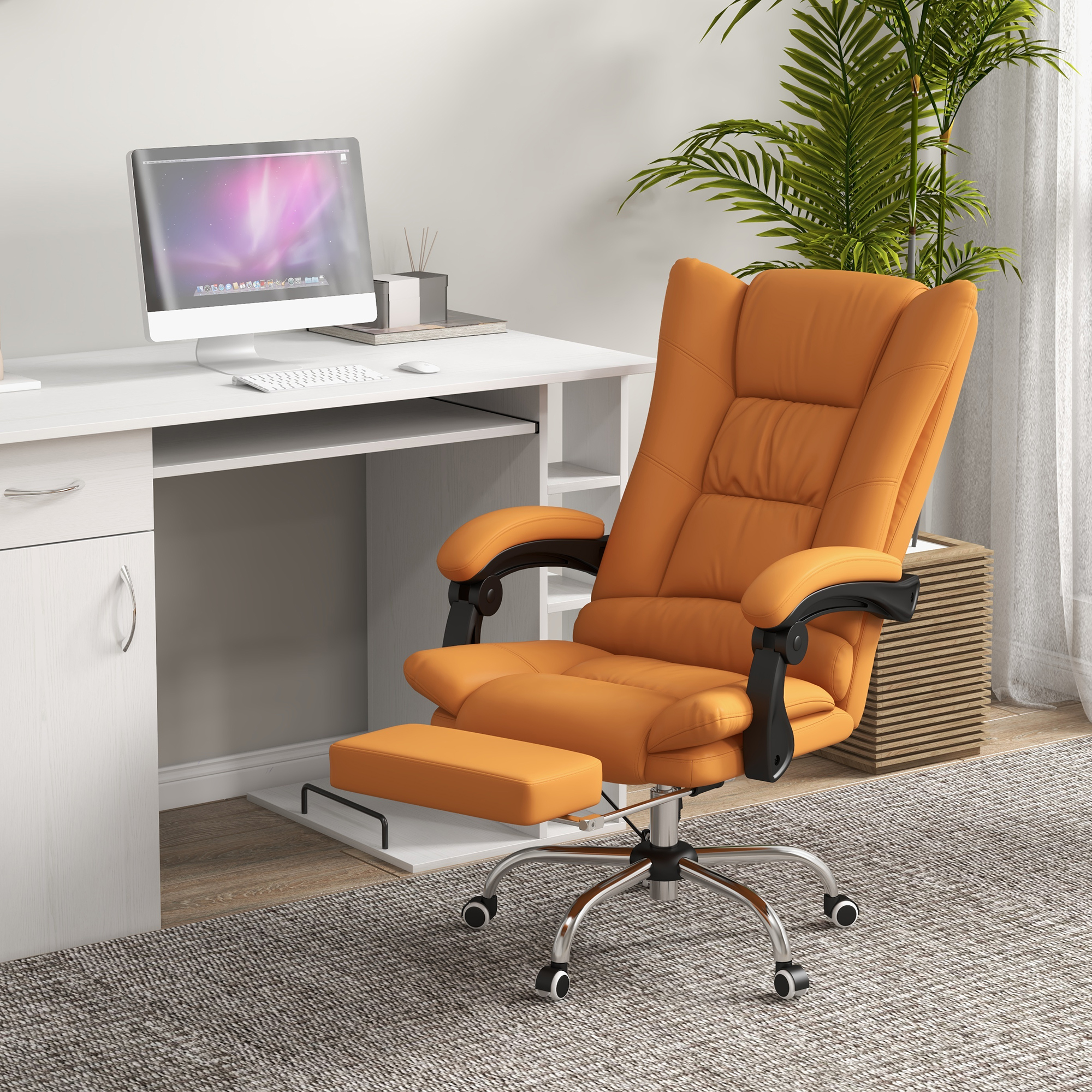 Una sedia da ufficio ergonomica arancione con poggiapiedi si trova davanti a una scrivania bianca con computer.