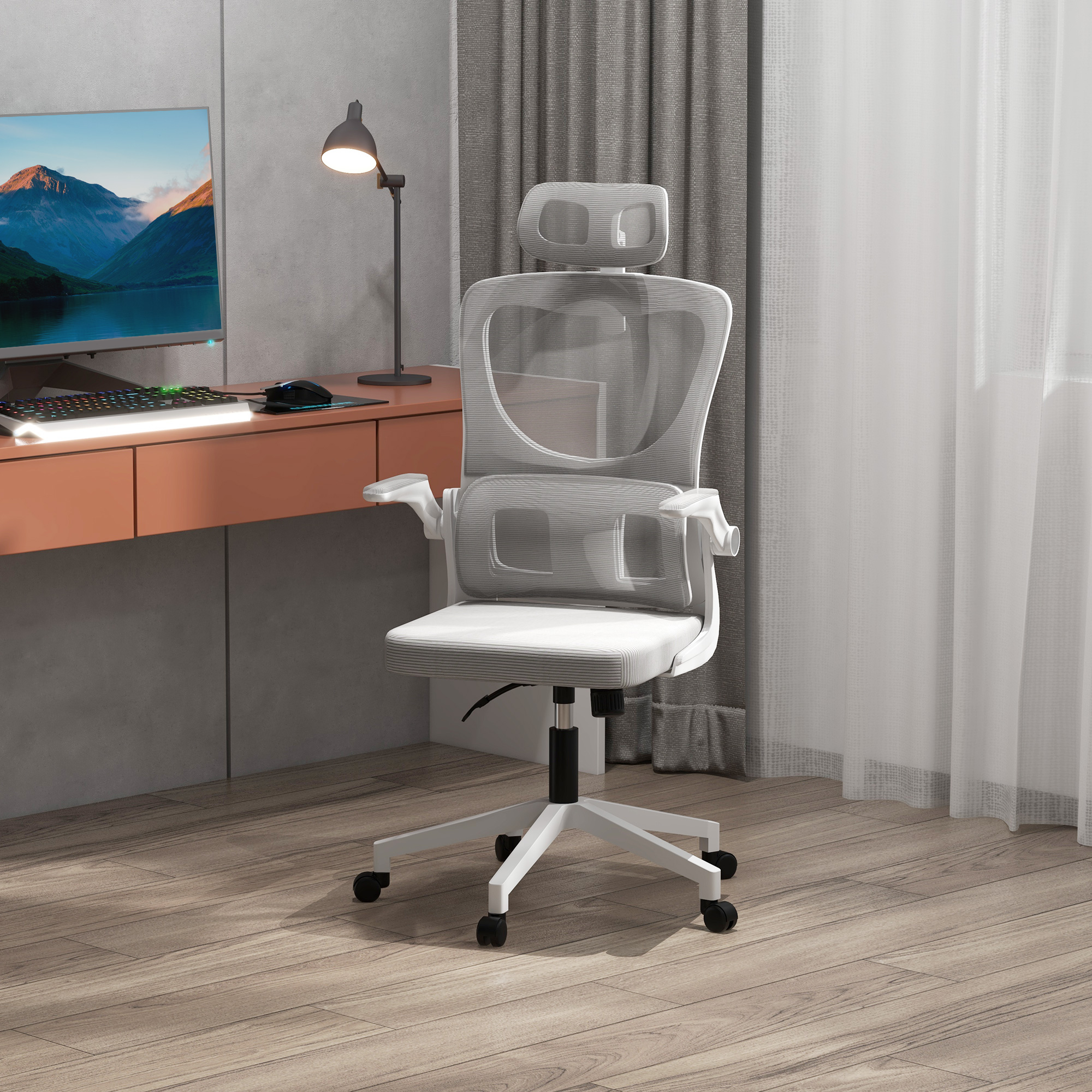 Moderna sedia da ufficio in rete bianca davanti a una scrivania con monitor e lampada.