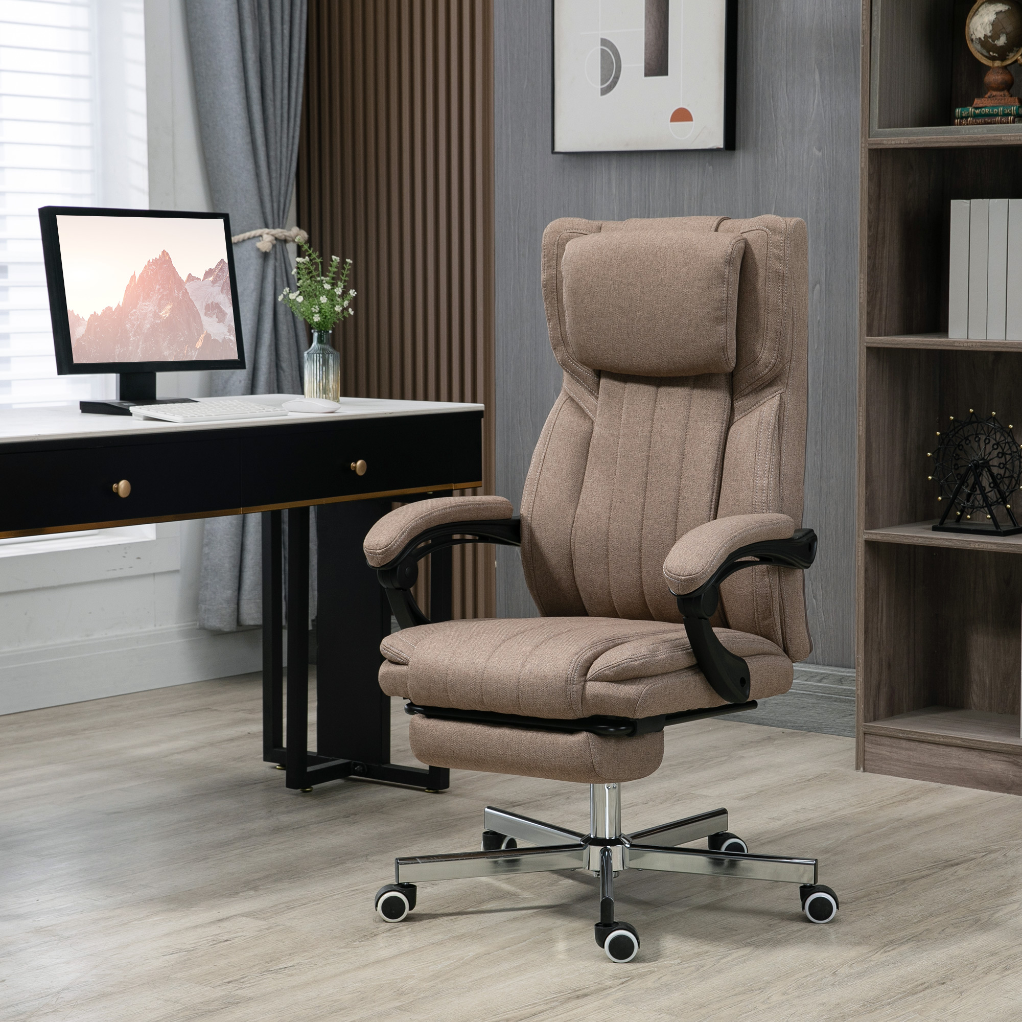 Una sedia da ufficchio ergonomica beige con poggiapiedi si trova davanti a una scrivania in un ufficio moderno.