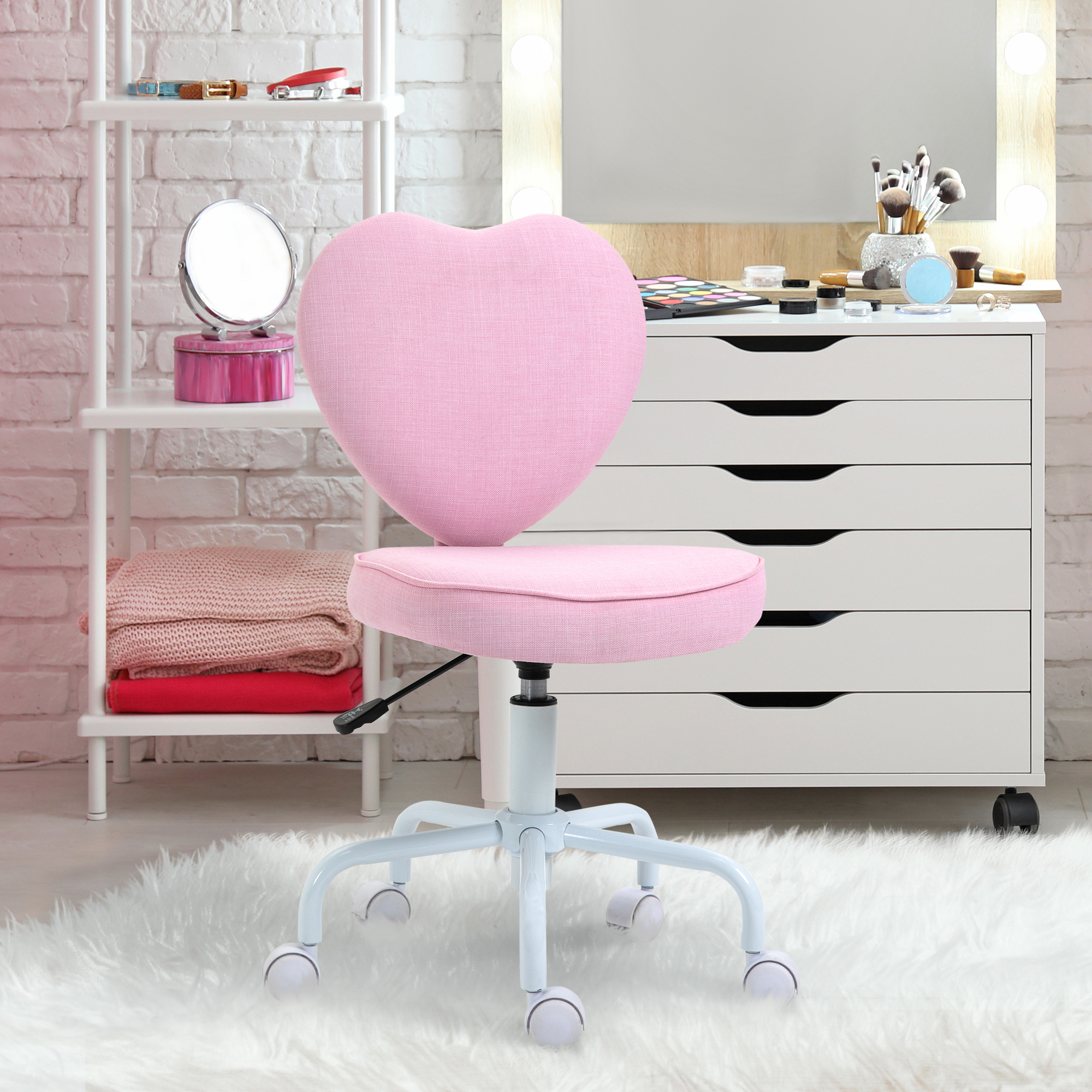 Una sedia rosa a forma di cuore su un tappeto bianco con toeletta sullo sfondo.