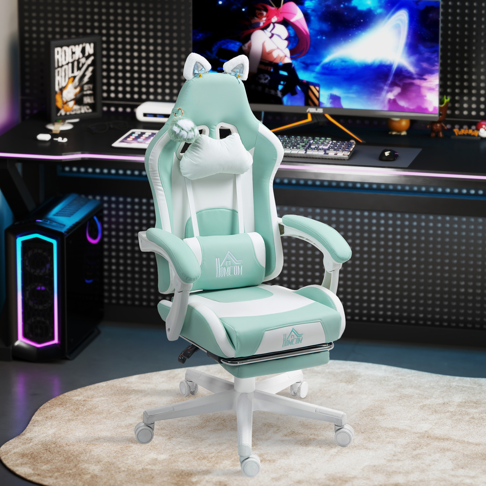 Una sedia da gaming verde menta e bianca con orecchie da gatto su un tappeto rotondo davanti a una scrivania.