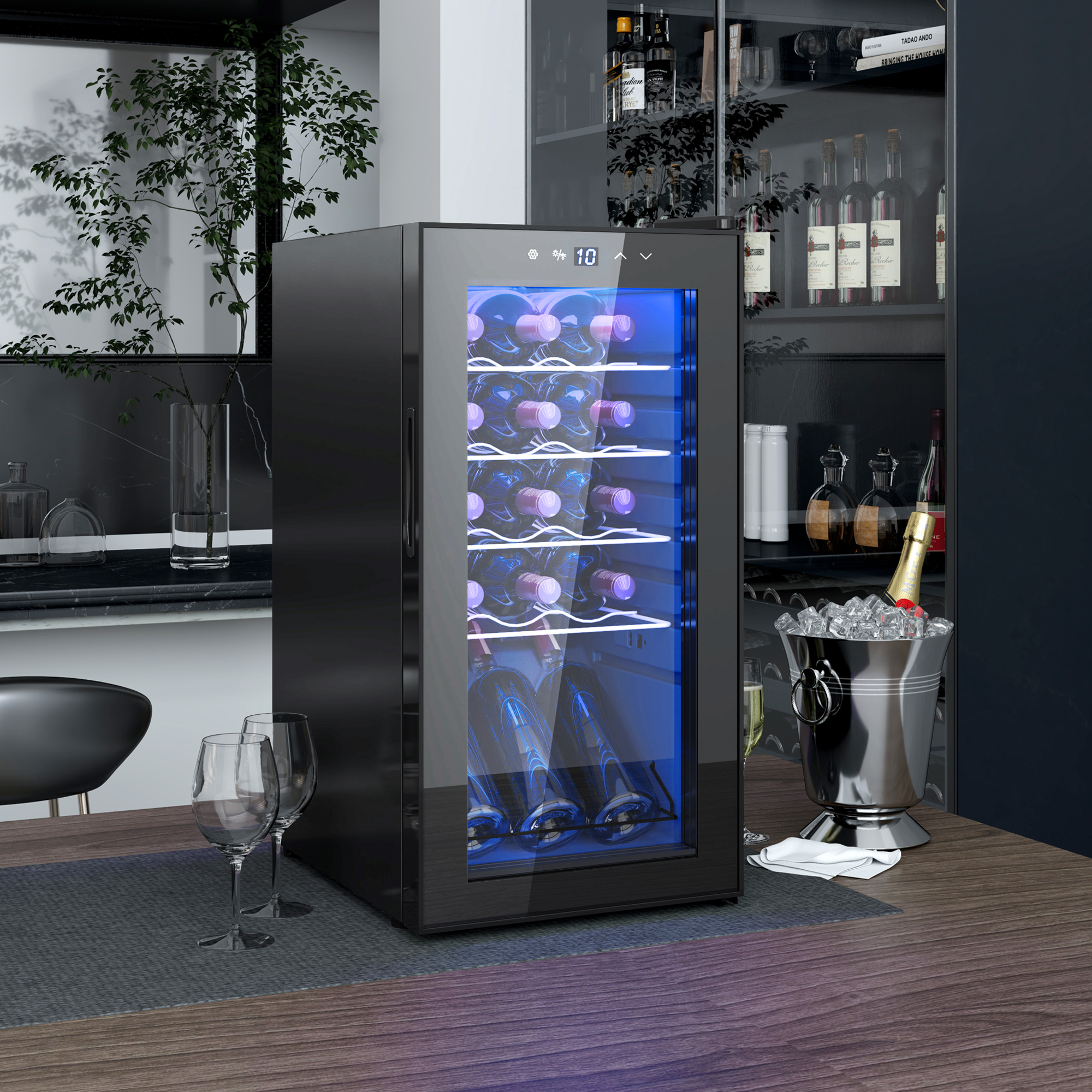 Una cantinetta per vini nera con luce blu si trova su un tavolo di legno, con bicchieri e secchiello per il ghiaccio.