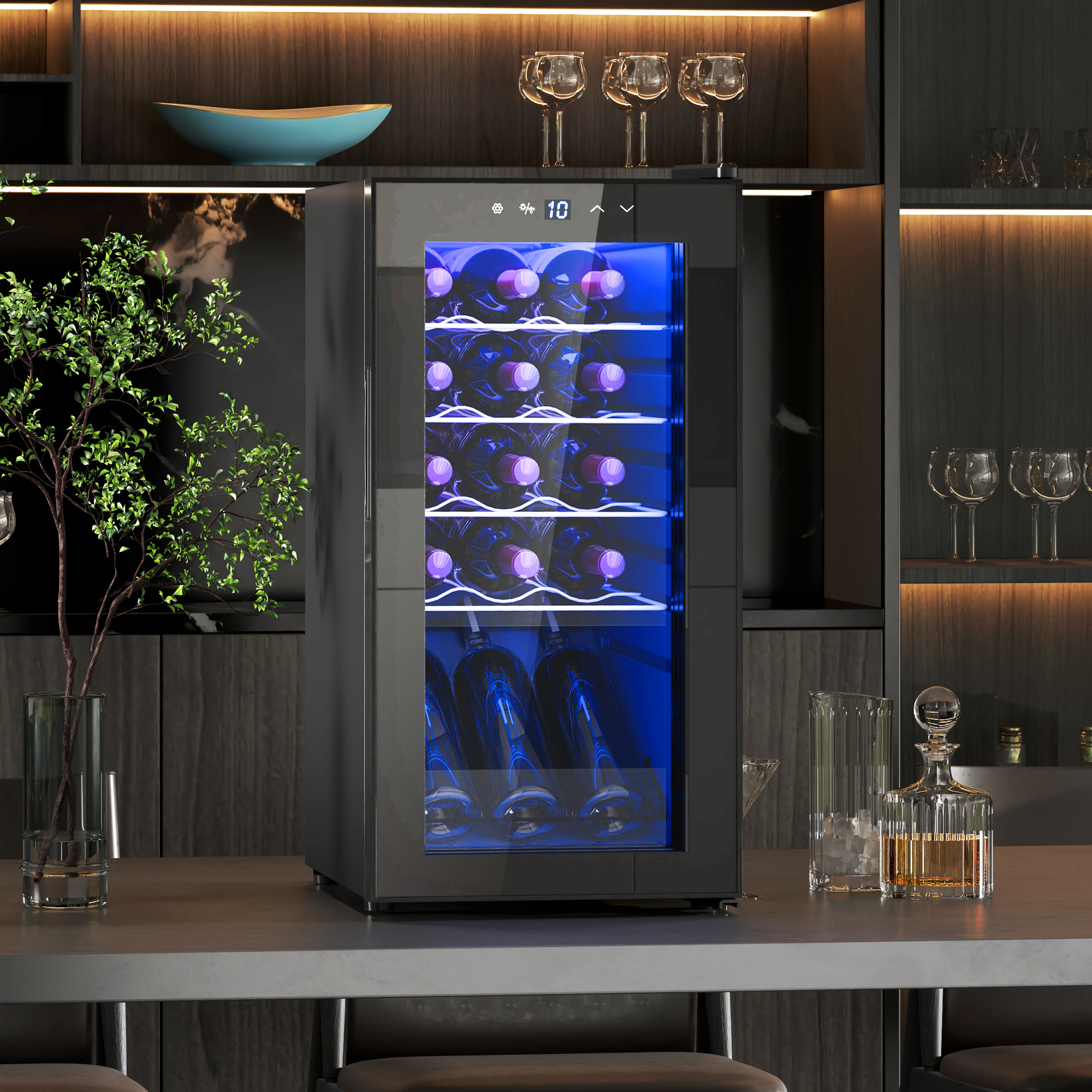 Cantinetta per vini illuminata su un bancone in una cucina moderna con bottiglie e bicchieri.