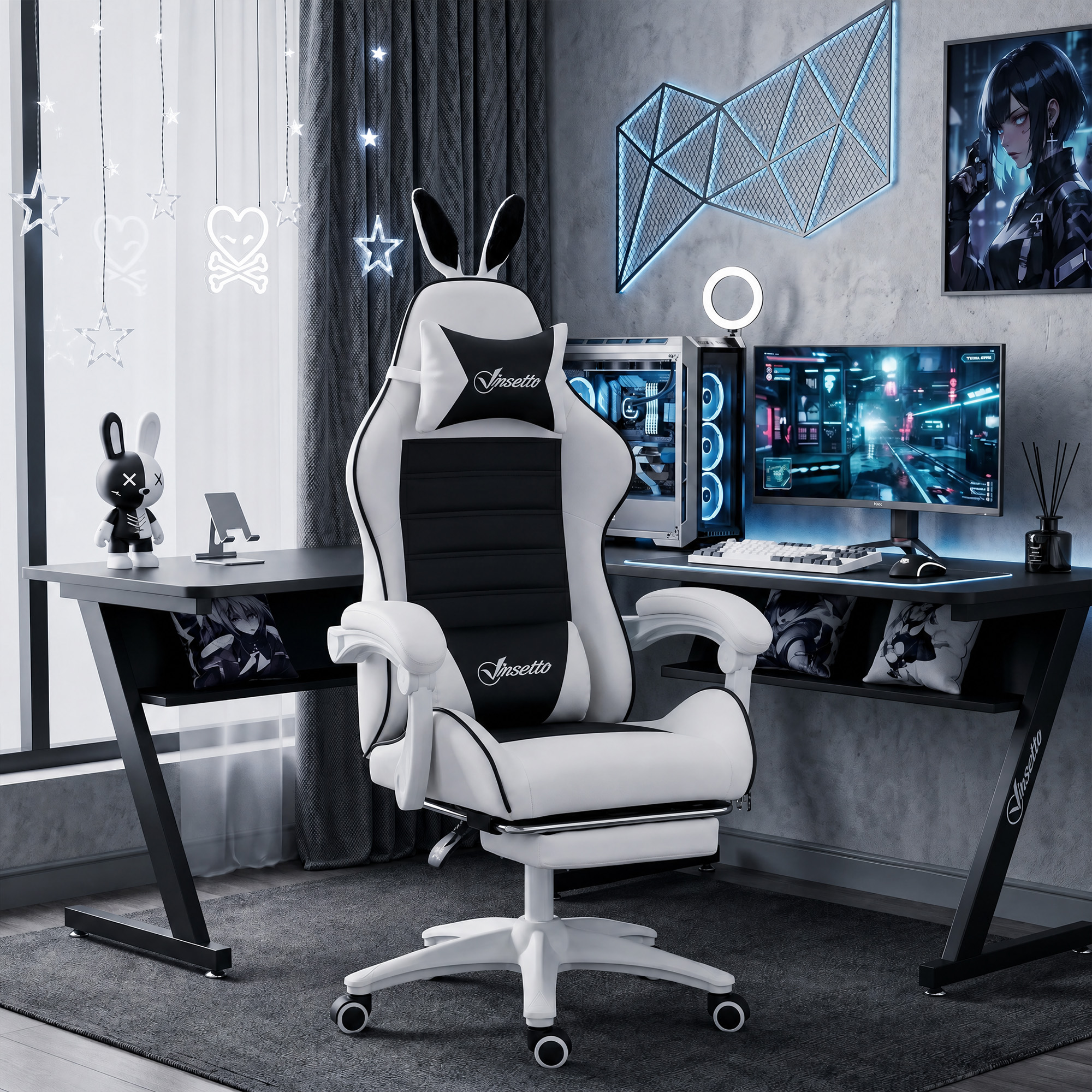 Una sedia da gaming bianca e nera con orecchie da coniglio è davanti a una scrivania con PC.