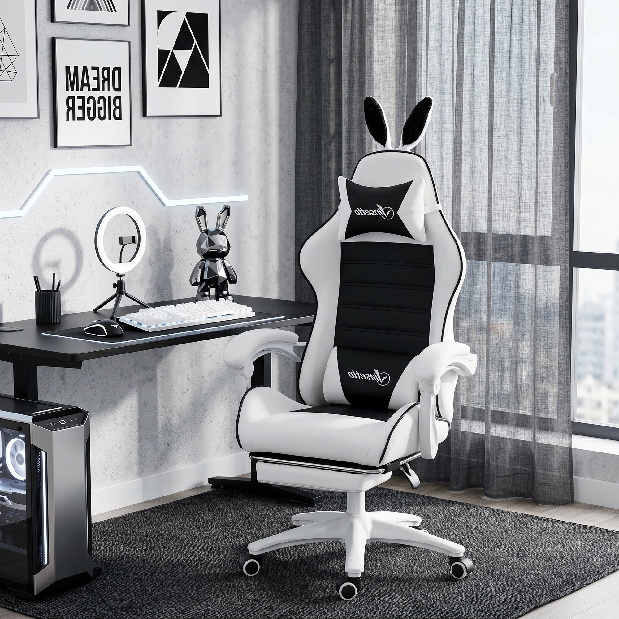 Una sedia da gaming bianca e nera con orecchie di coniglio in una stanza moderna.