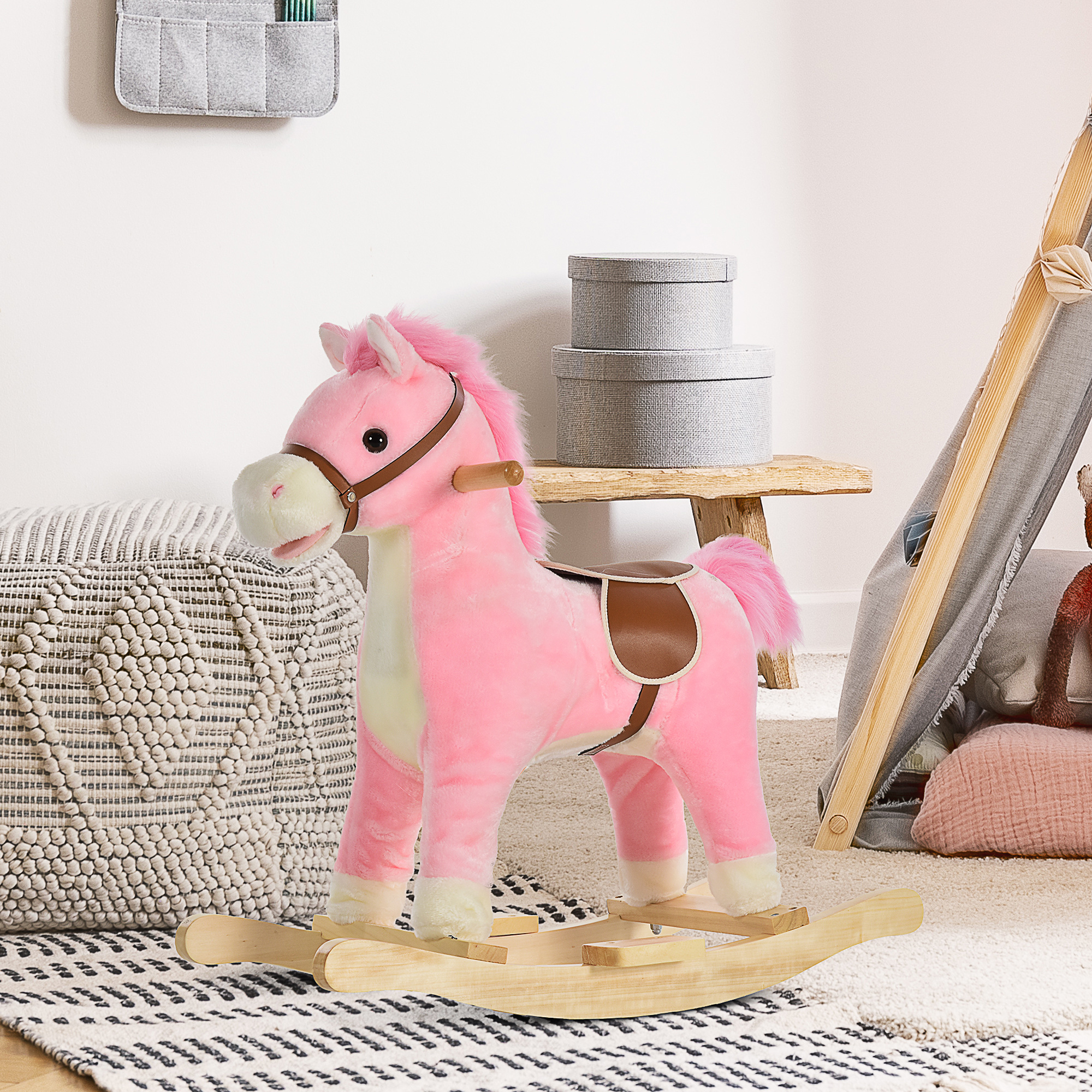 Un cavalluccio a dondolo di peluche rosa su base di legno in una luminosa stanza per bambini con tappeto e tenda.
