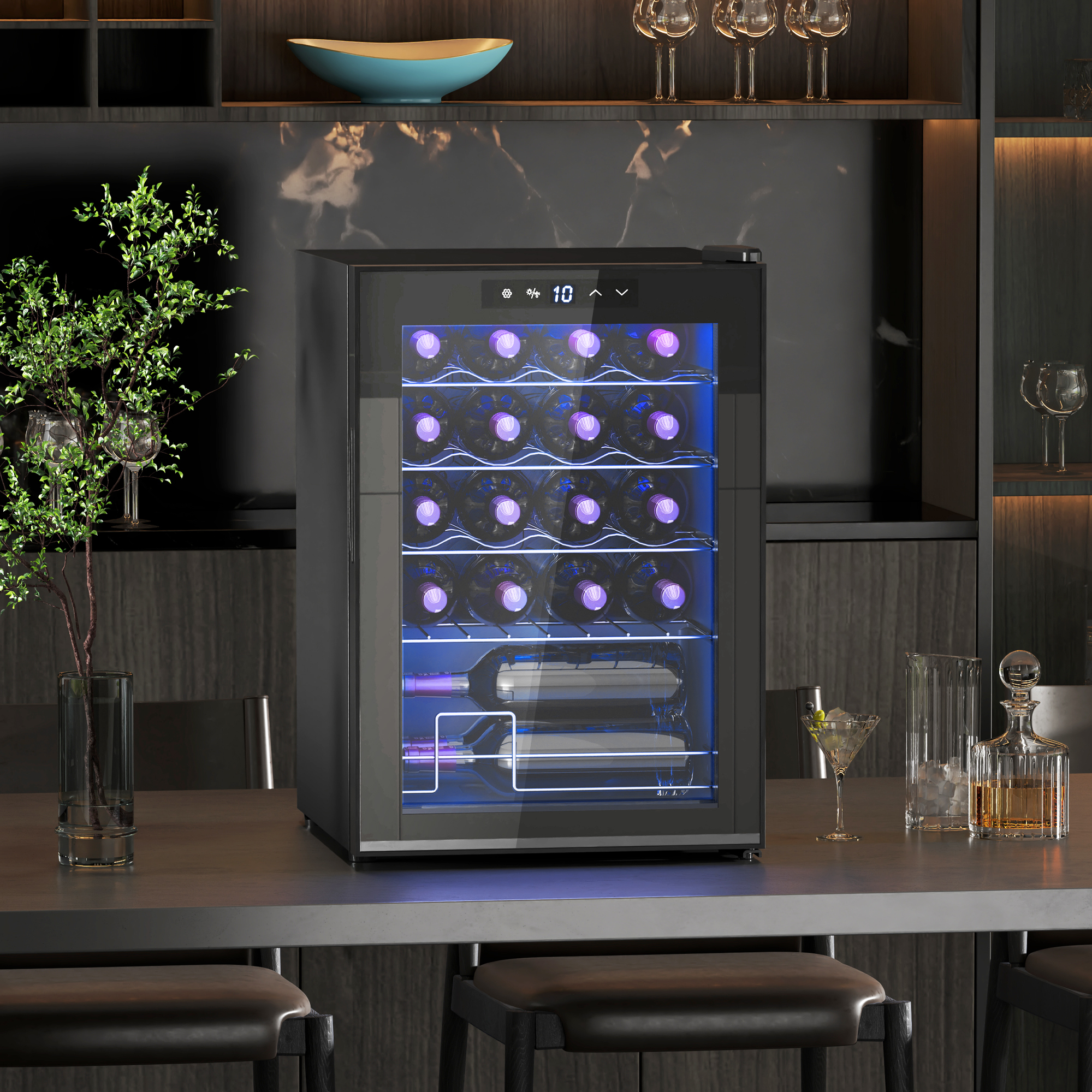 Una cantinetta per vino nera con luce interna blu e bottiglie impilate si trova su un tavolo.