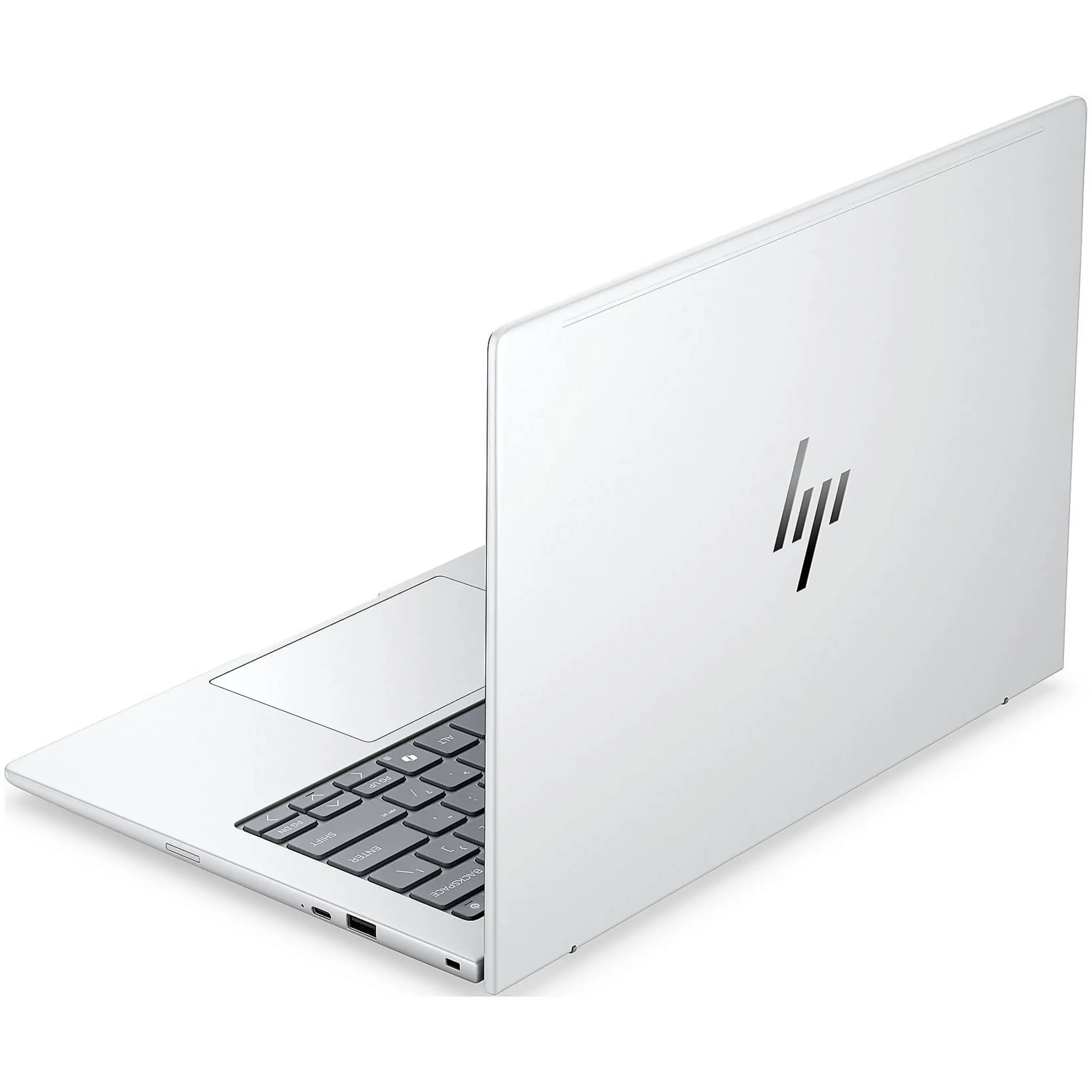 Un computer portatile argentato con lo schermo chiuso su una superficie bianca.