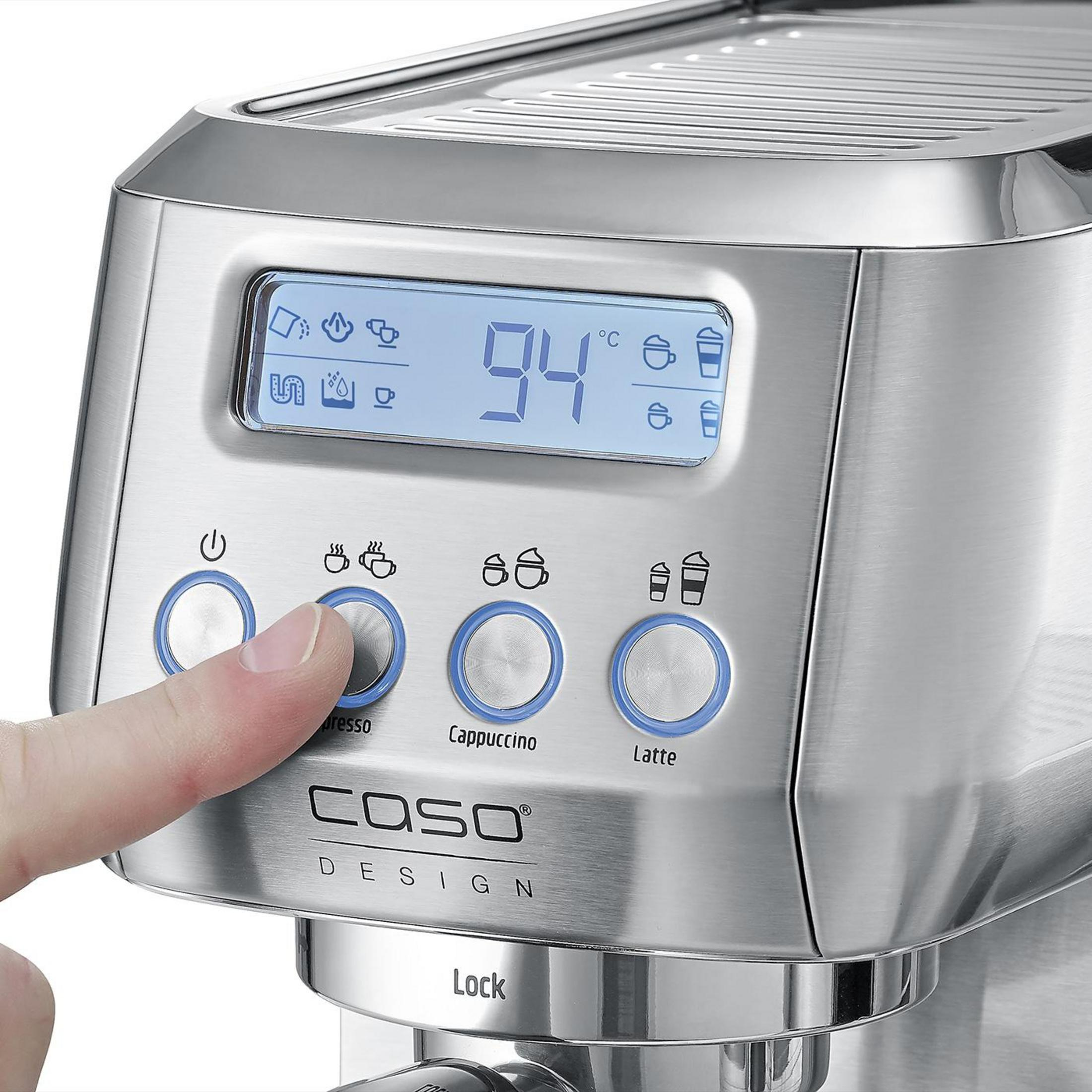 Ein Finger drückt die Espresso-Taste einer modernen Caso-Edelstahlespressomaschine mit beleuchtetem Display.