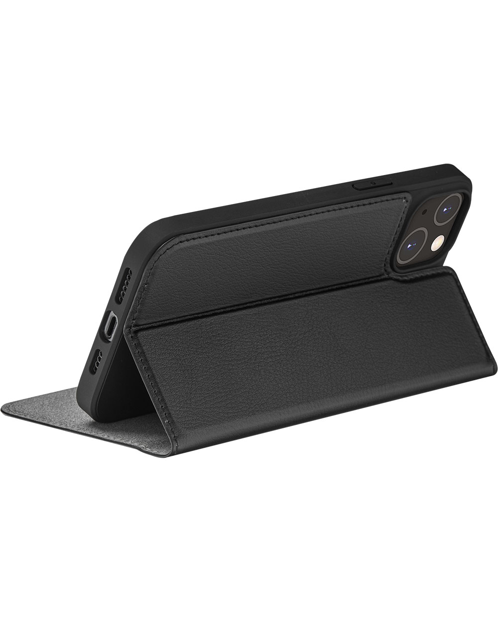 Uno smartphone nero in una custodia a libro in pelle nera, in piedi su superficie bianca.
