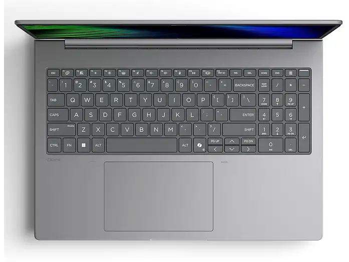 Vista dall'alto di un laptop grigio con schermo illuminato e tastiera completa con tastierino numerico.