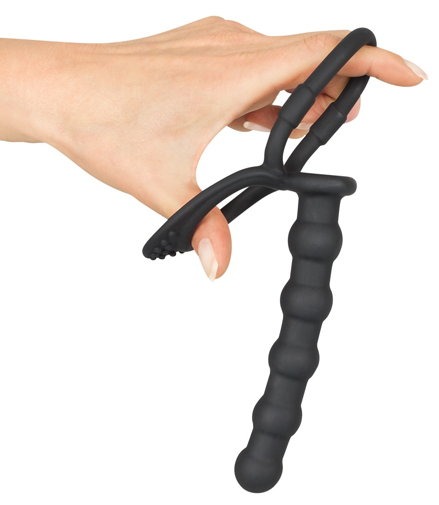 Eine Hand hält ein schwarzes, strukturiertes Silikon-Sexspielzeug mit mehreren Schlaufen gegen einen weißen Hintergrund.