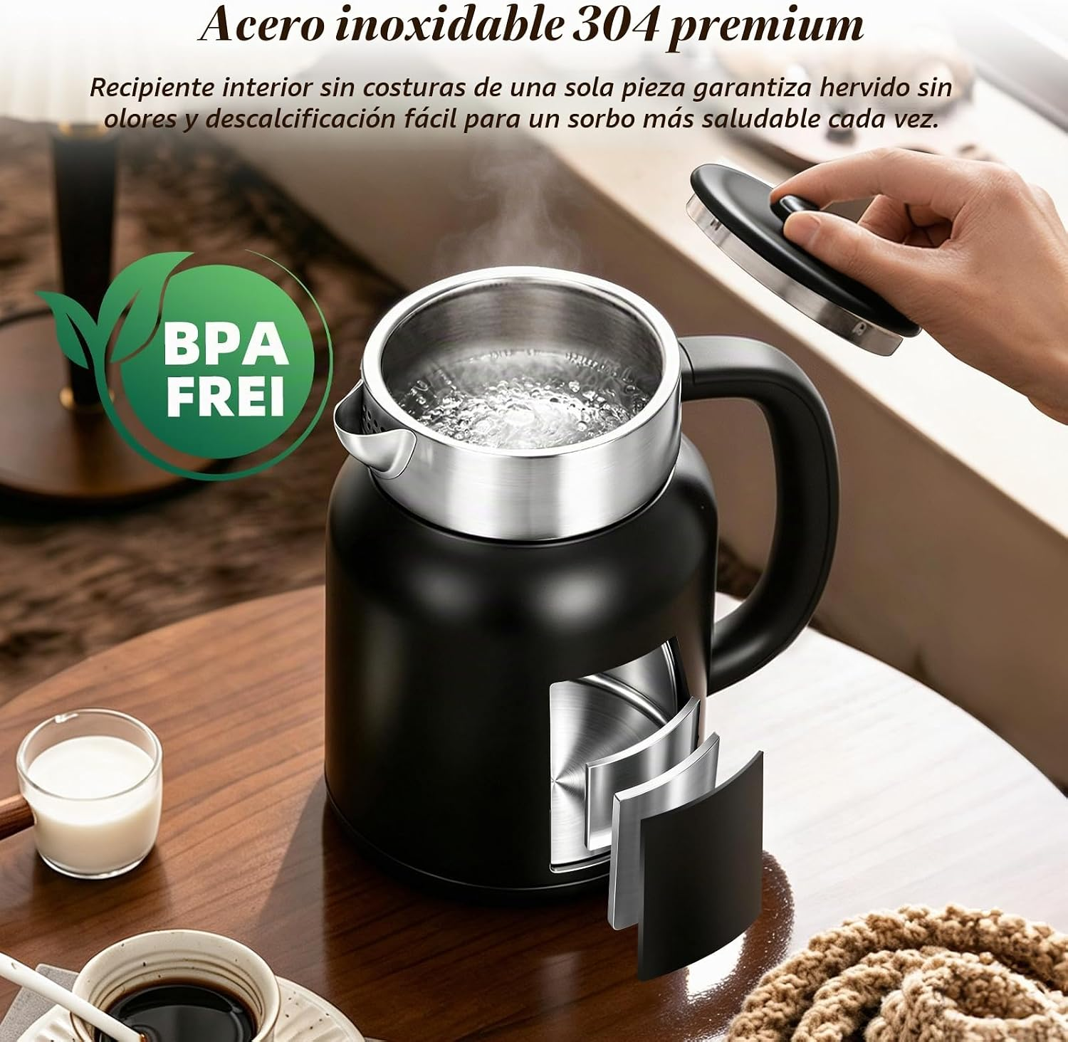 Una mano abre la tapa de un hervidor eléctrico negro hirviendo sobre una mesa de madera, con texto y sello libre de BPA.