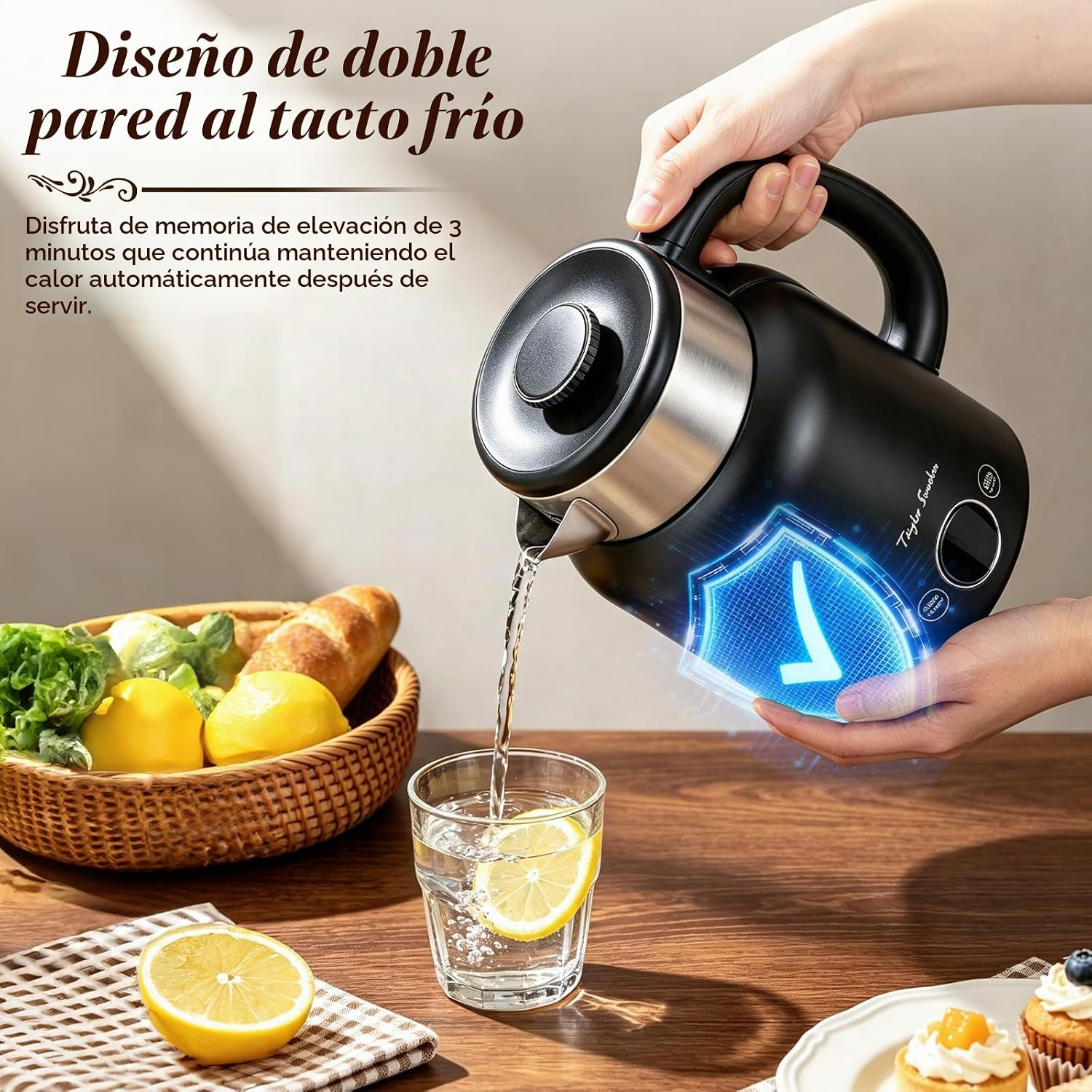 Una mano vierte agua de un hervidor negro en un vaso con limón. Texto y cesta de pan al fondo.