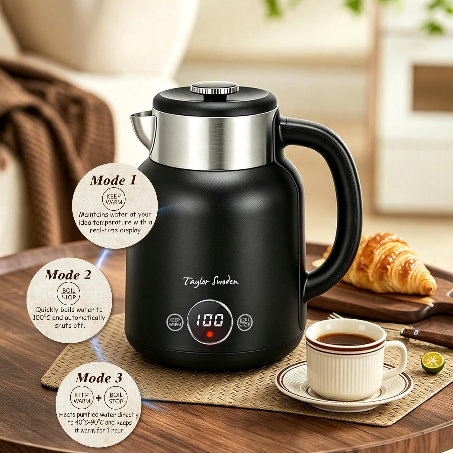 Un hervidor eléctrico negro con pantalla digital sobre una mesa de madera, junto a una taza de café y un cruasán.