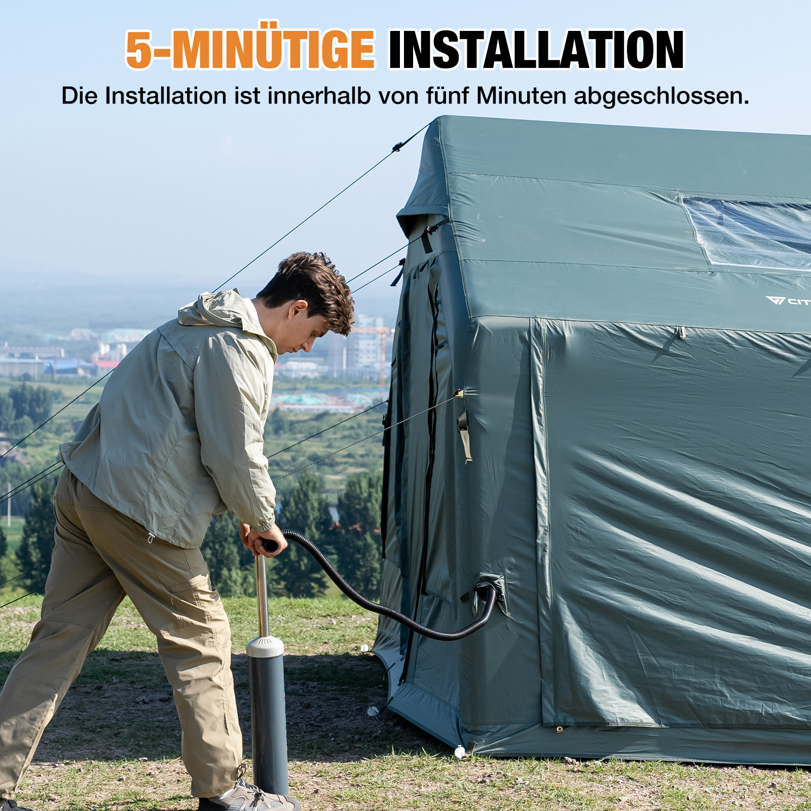 Ein Mann pumpt ein grünes Zelt im Freien auf.