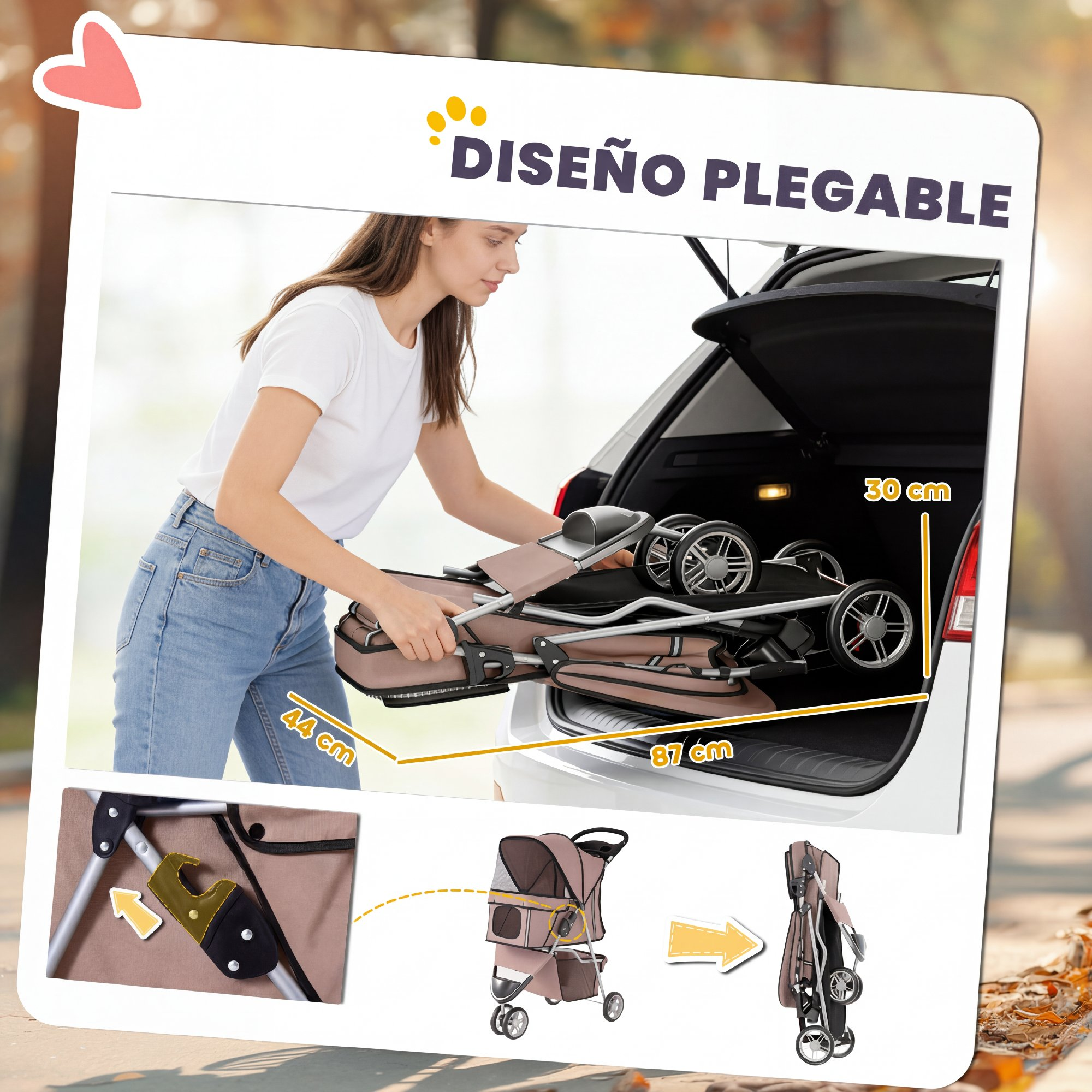 Una mujer coloca un cochecito marrón plegable en el maletero de su coche.