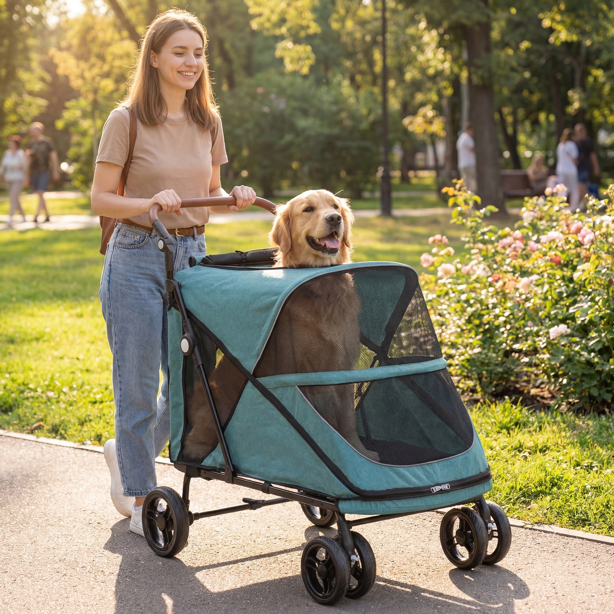 Una mujer con una camiseta beis empuja a un perro en un carrito azul verdoso por un parque soleado.