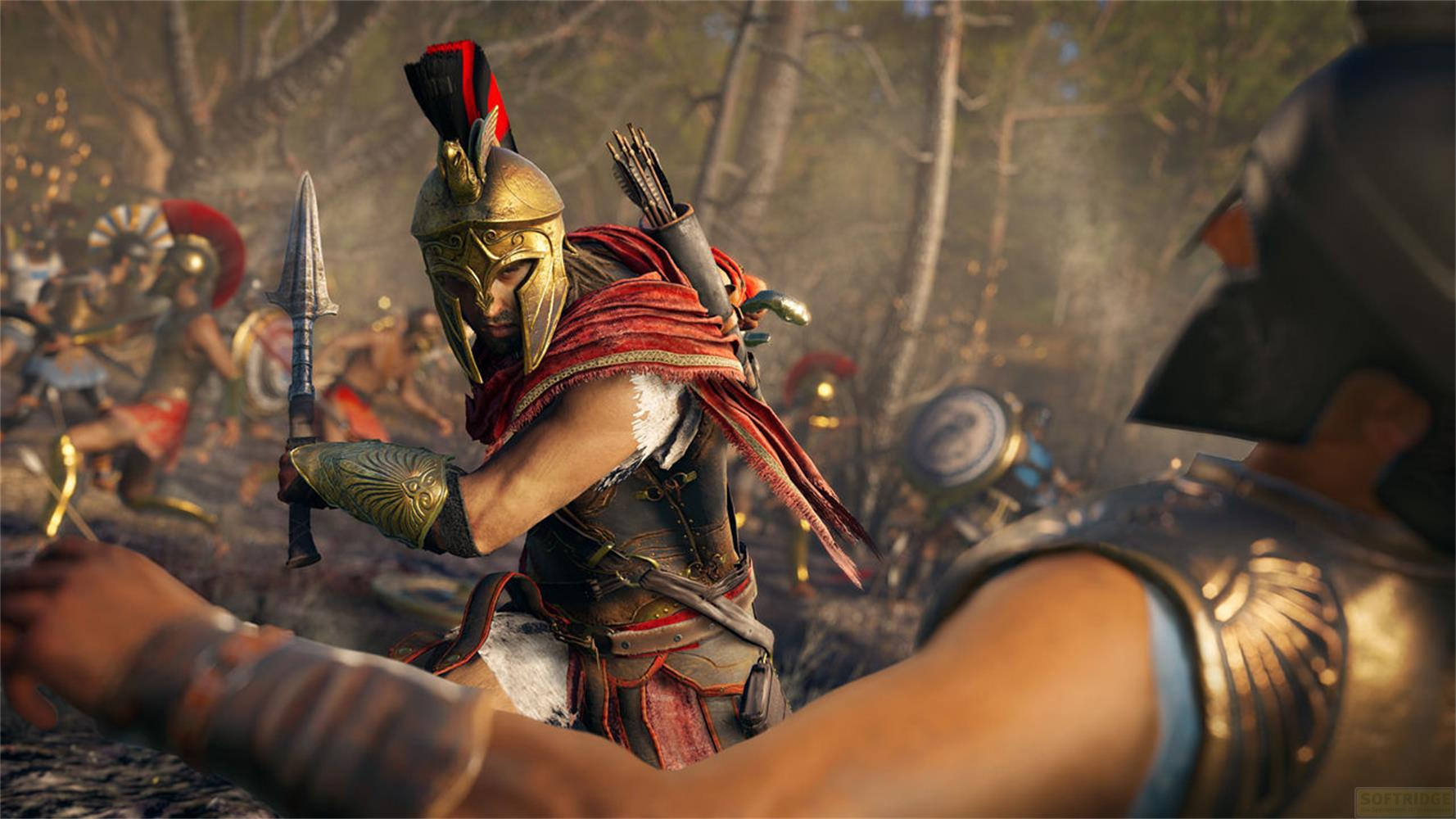 Ein Krieger in goldenem Helm und rotem Umhang hält einen Speer in einem Kampf.
