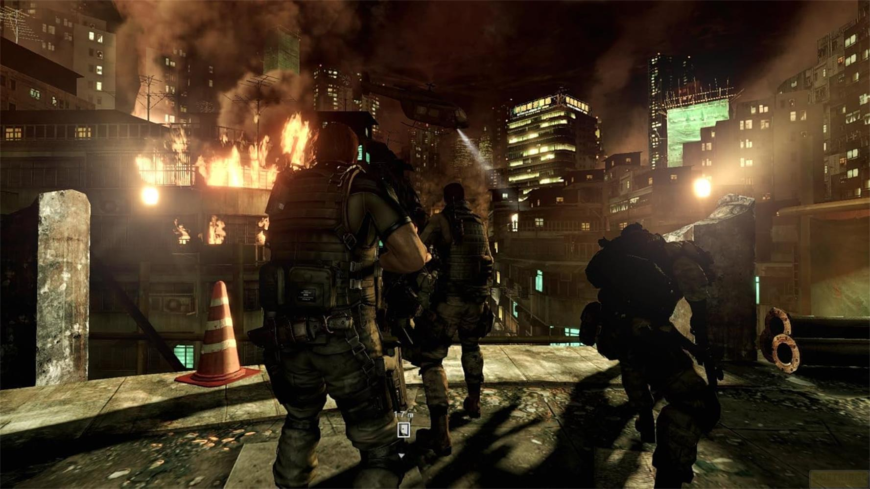 Drei Soldaten stehen auf einem Dach vor einer brennenden Stadt bei Nacht, während ein Hubschrauber kreist.
