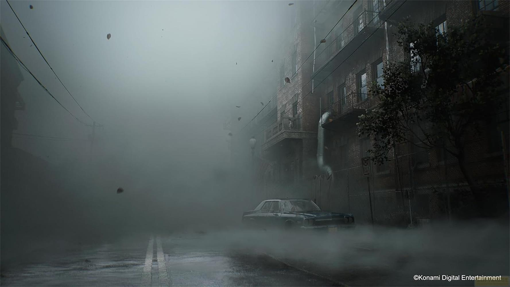 Eine neblige Straße mit einem dunklen Auto vor einem alten Backsteingebäude, umgeben von leichtem Dunst und herabfallenden Blättern.