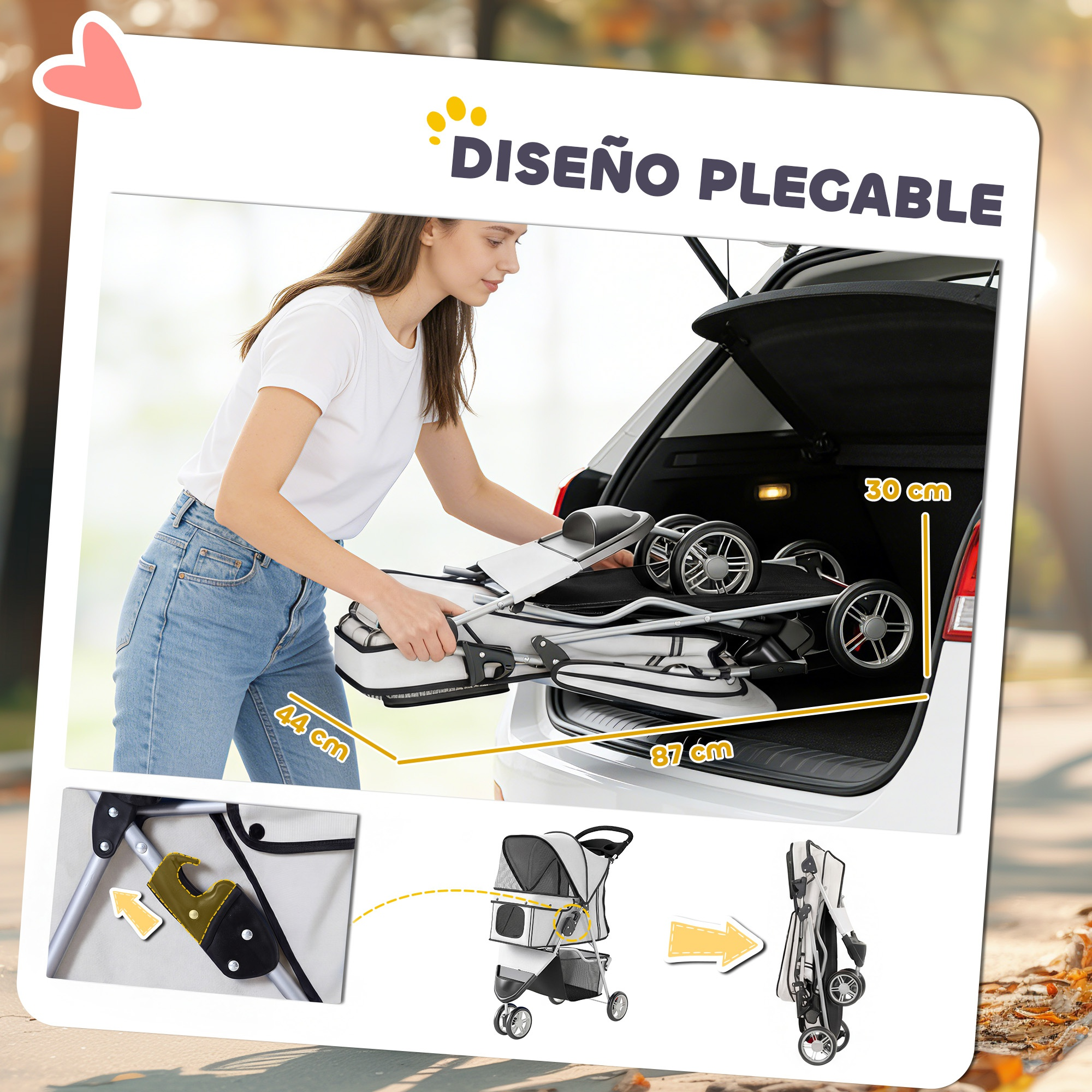 Una mujer carga un carrito plegable para mascotas en el maletero de su auto.