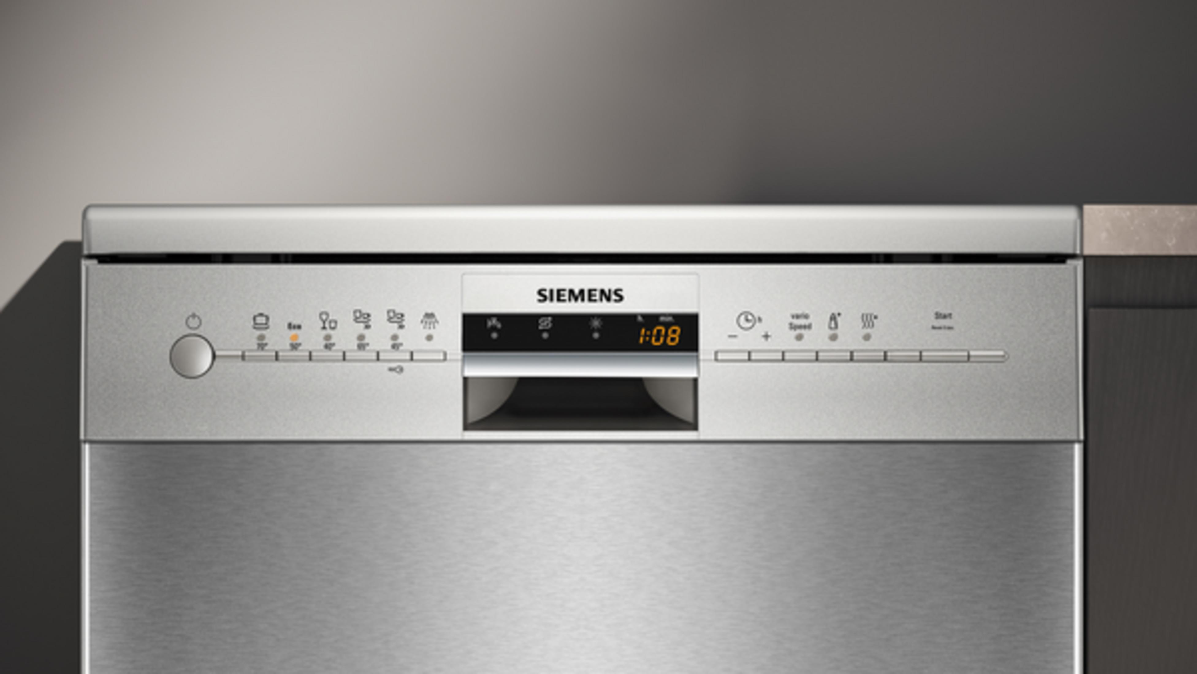 Işıklı ekranı ve düğmeleri olan gümüş renkli bir Siemens bulaşık makinesinin kontrol paneli.