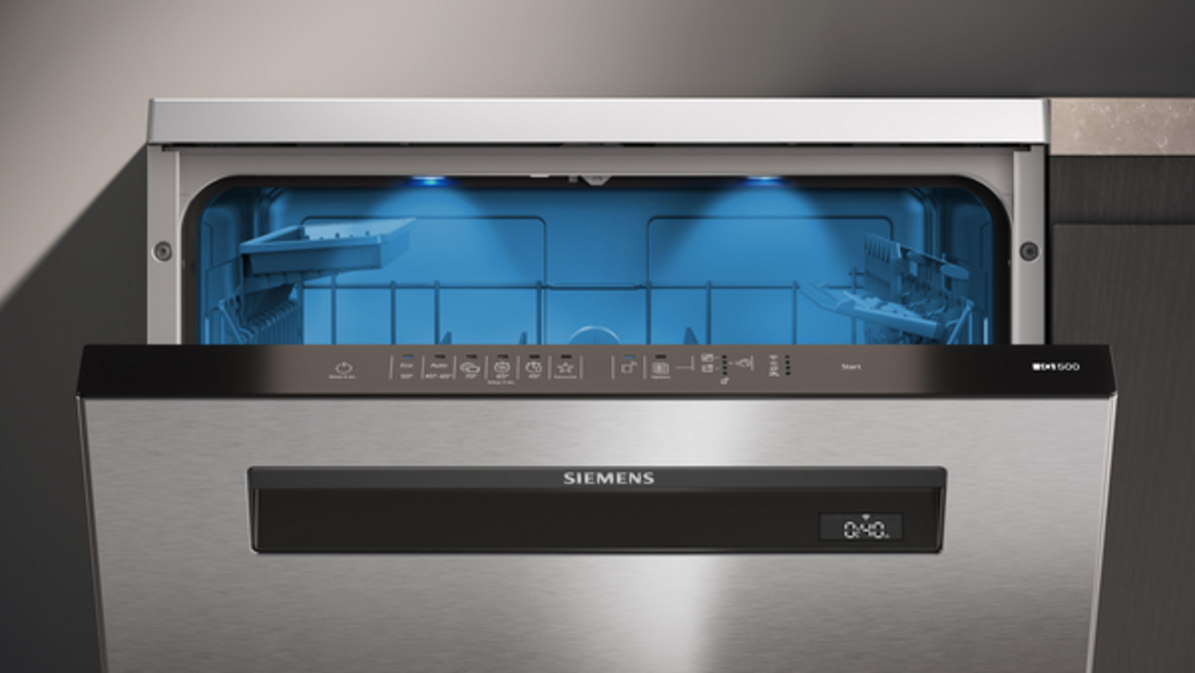 Mavi iç aydınlatmaya ve paslanmaz çelik ön yüze sahip açık Siemens bulaşık makinesi.