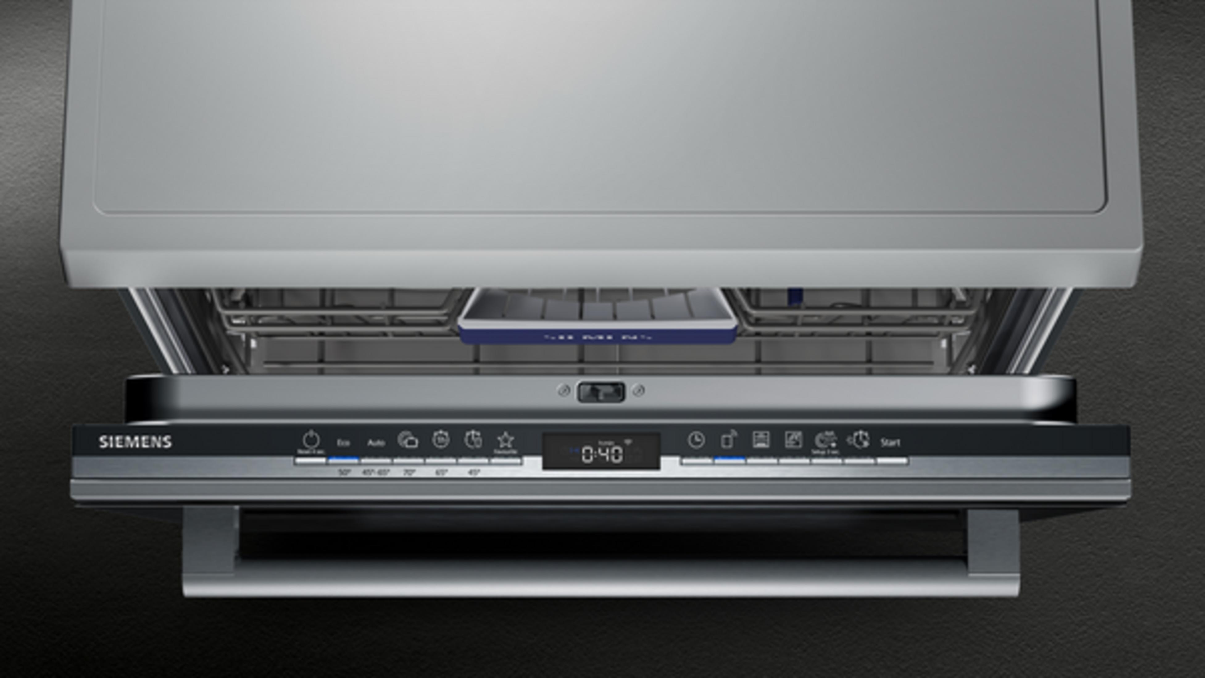 Dijital ekranlı ve kontrol panelli açık Siemens bulaşık makinesinin üstten görünümü.