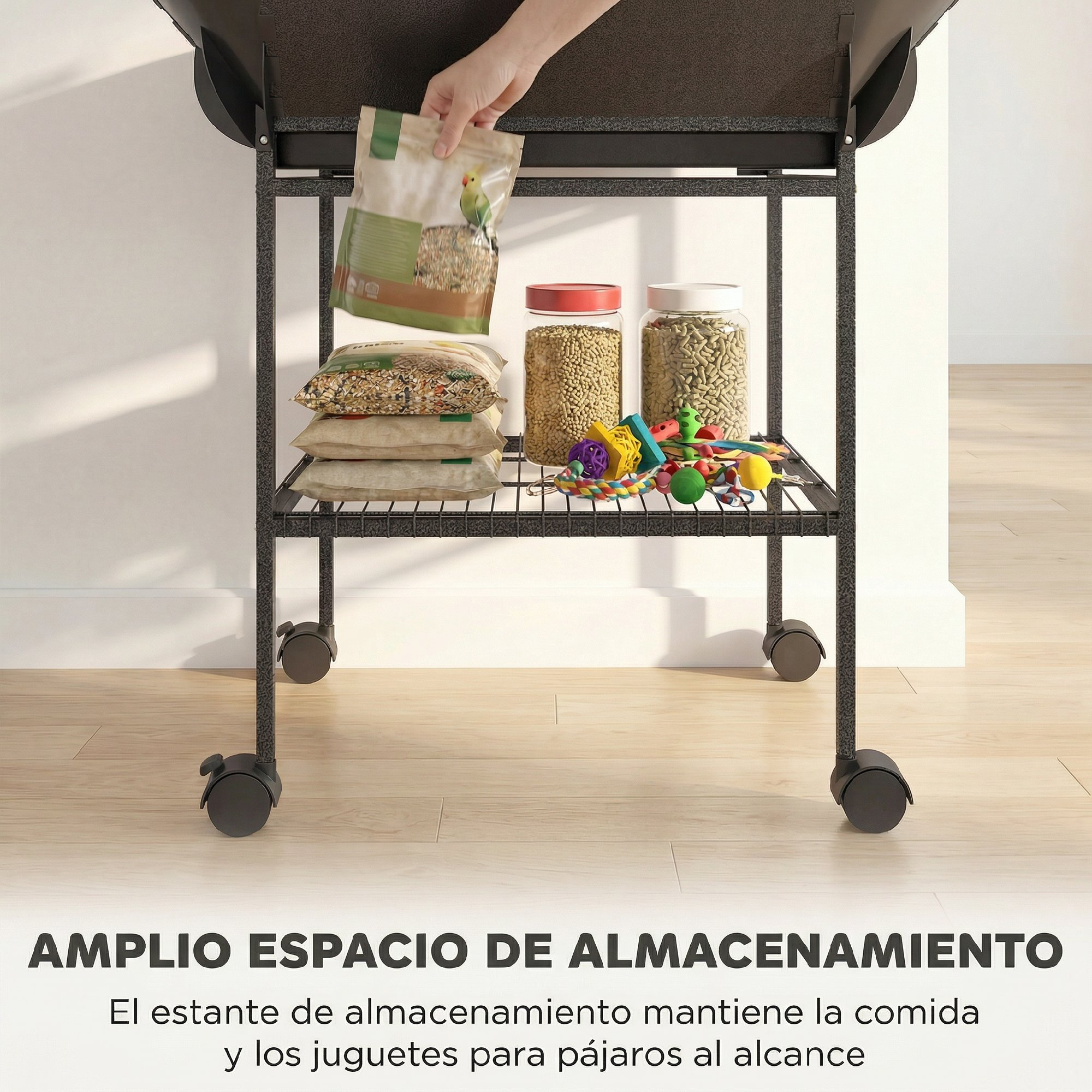 Mano coloca comida para pájaros en un estante de alambre rodante con comida y juguetes.