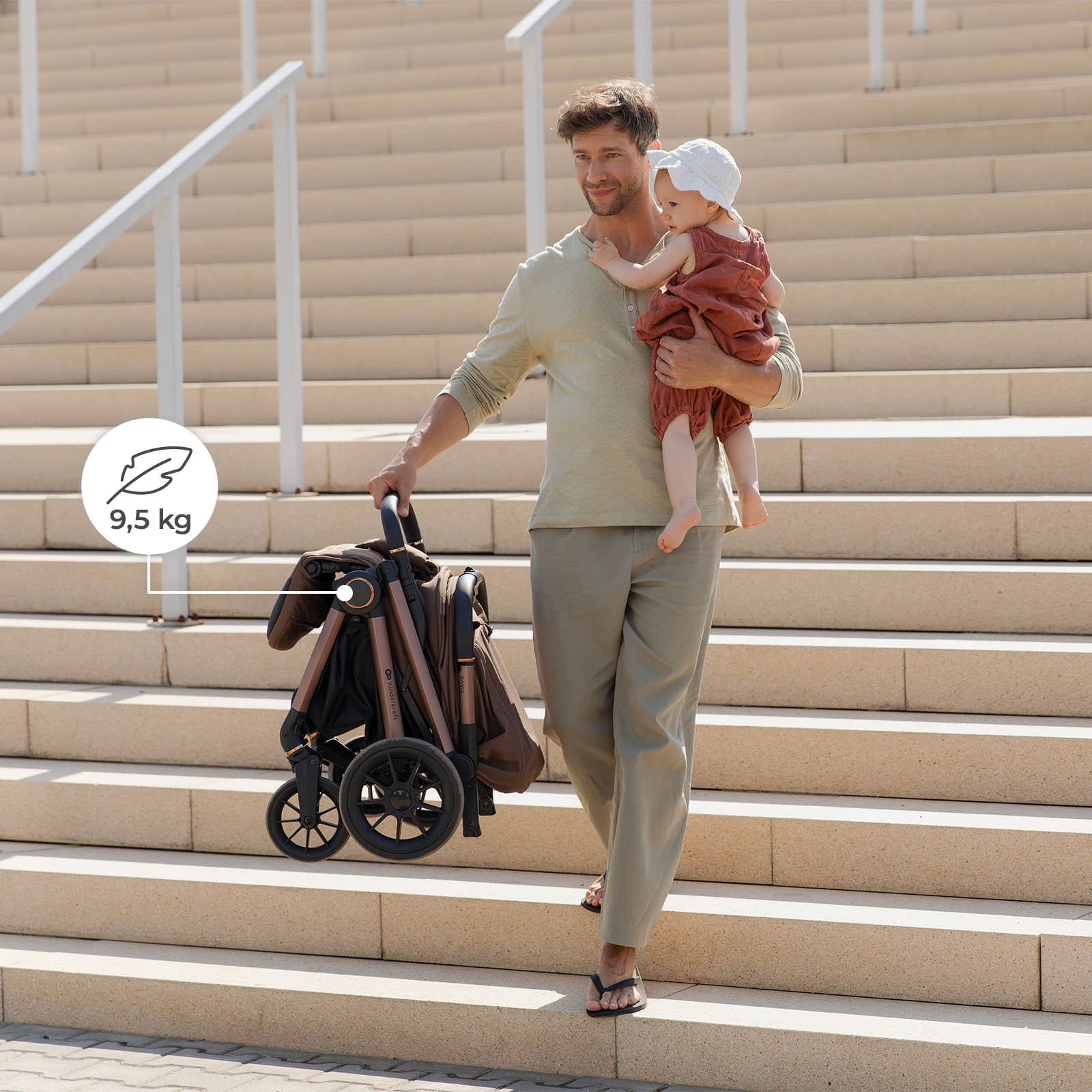 Ein Mann trägt ein Baby und einen zusammengeklappten braunen Kinderwagen auf Steinstufen.
